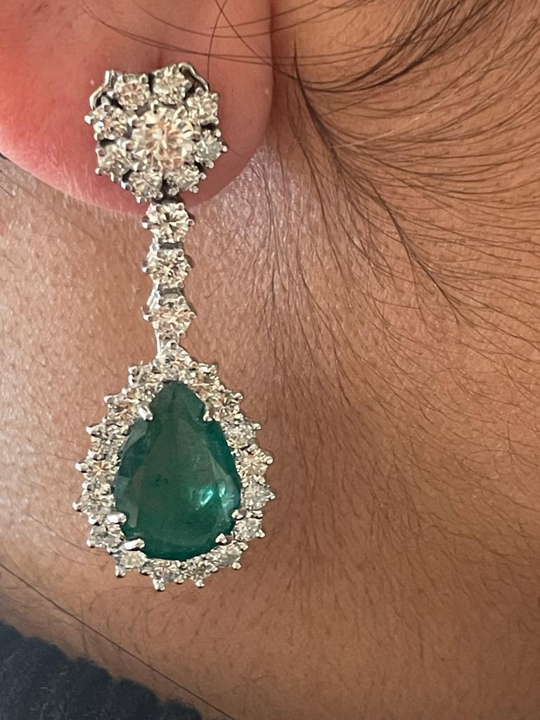 Vintage 18k Gold 5.0 Carats Green Emerald & 1.50 Carats Diamond Earrings For Sale 1