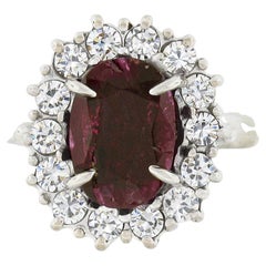 Bague cocktail vintage en or 18 carats, sertie d'un rubis ovale de 5,31 carats certifié GIA « NO HEAT » et d'un halo de diamants