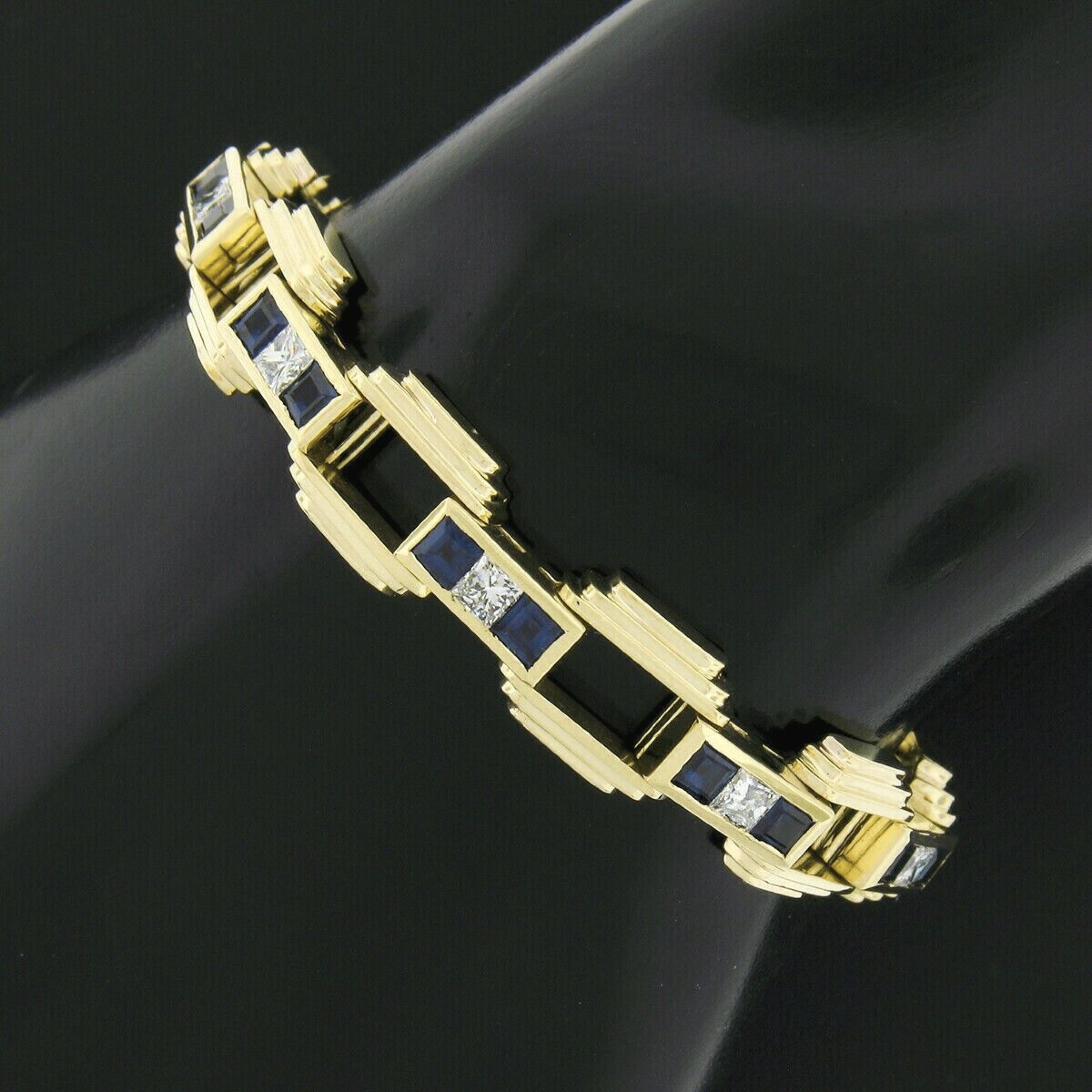 Vous regardez un bracelet vintage absolument magnifique, fabriqué en or jaune massif 18 carats, avec d'élégants maillons ouverts en forme de pyramide, sertis en canal de saphirs et de diamants de très belle qualité. Les saphirs carrés taillés en
