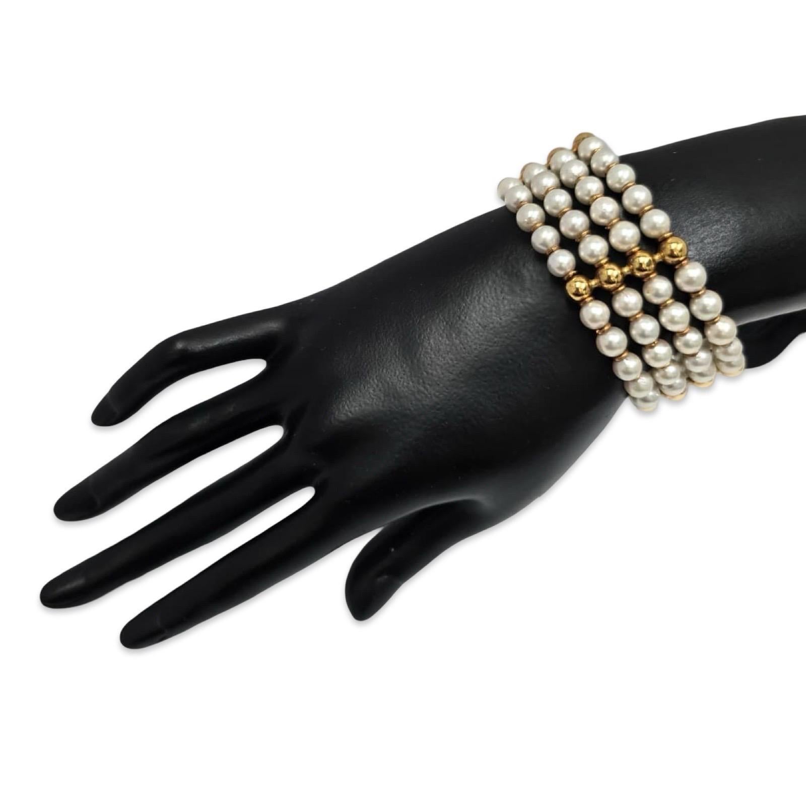 Un sorprendente bracciale vintage in oro 18 carati e perle coltivate, realizzato con un eccezionale design a doppia struttura. Cinque file di luminose perle coltivate da 6,5 mm formano una superficie esterna continua, mentre l'interno presenta una