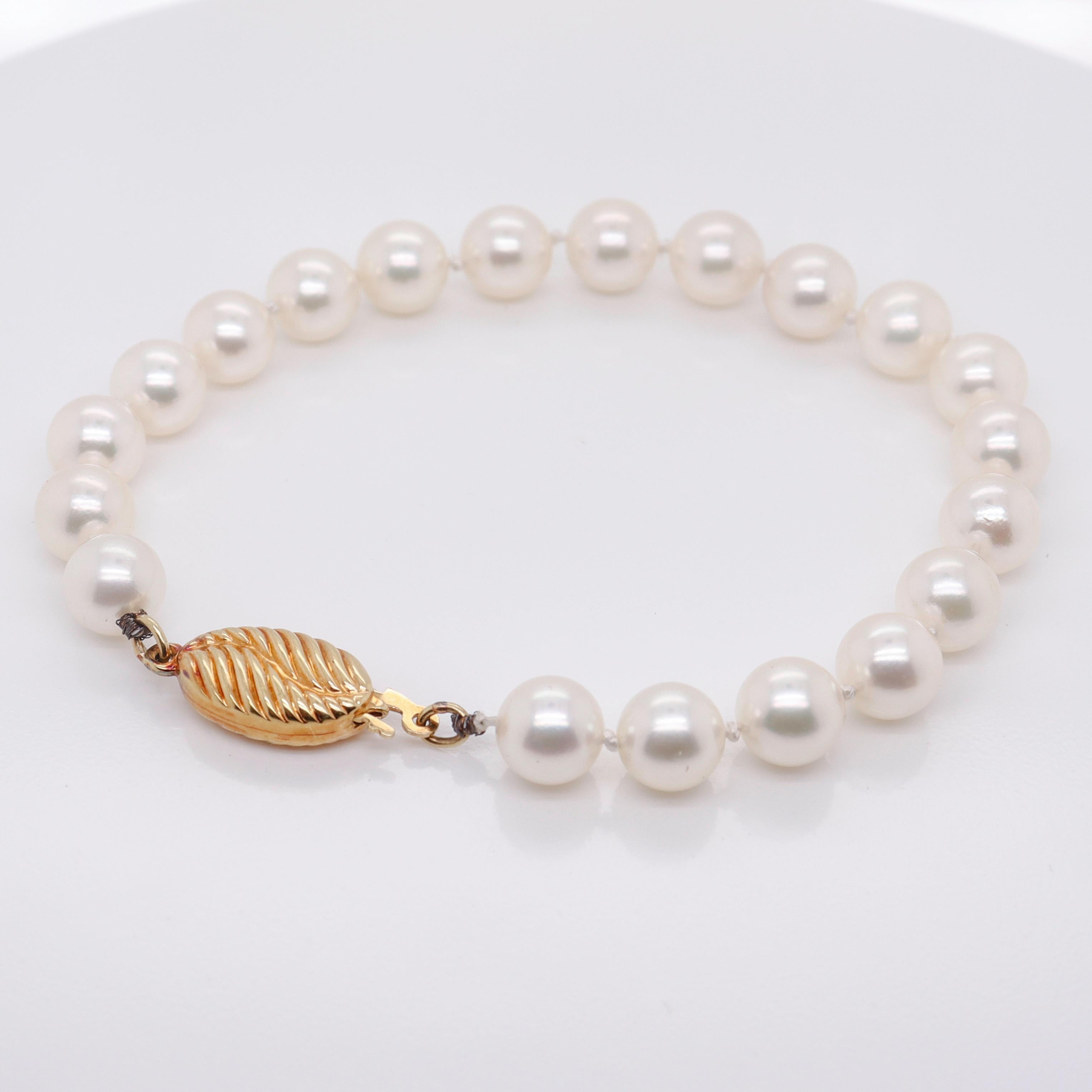 A fine vintage 18k gold & cultured pearl single strand bracelet.

With 7 - 7.5 mm round white pearls with fine color and lustre. 

Set with a 18k gold clasp. 

Originally retailed by Shapur Mozafarian of San Francisco. Together with its original