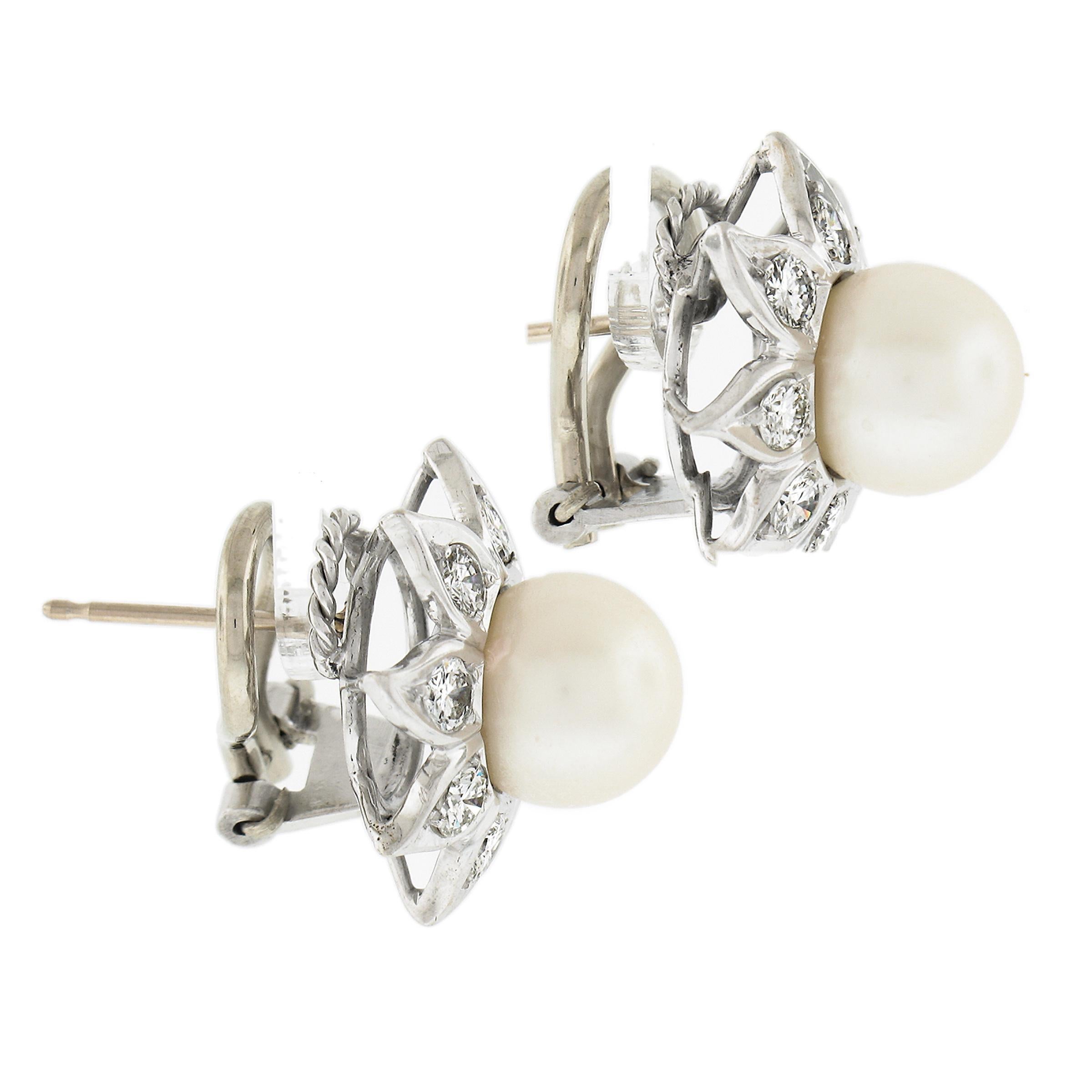 18 Karat Gold 8,5 mm Runde Perle mit 1,25 Karat Diamanten Blume Omega Ohrringe, Vintage im Zustand „Hervorragend“ im Angebot in Montclair, NJ