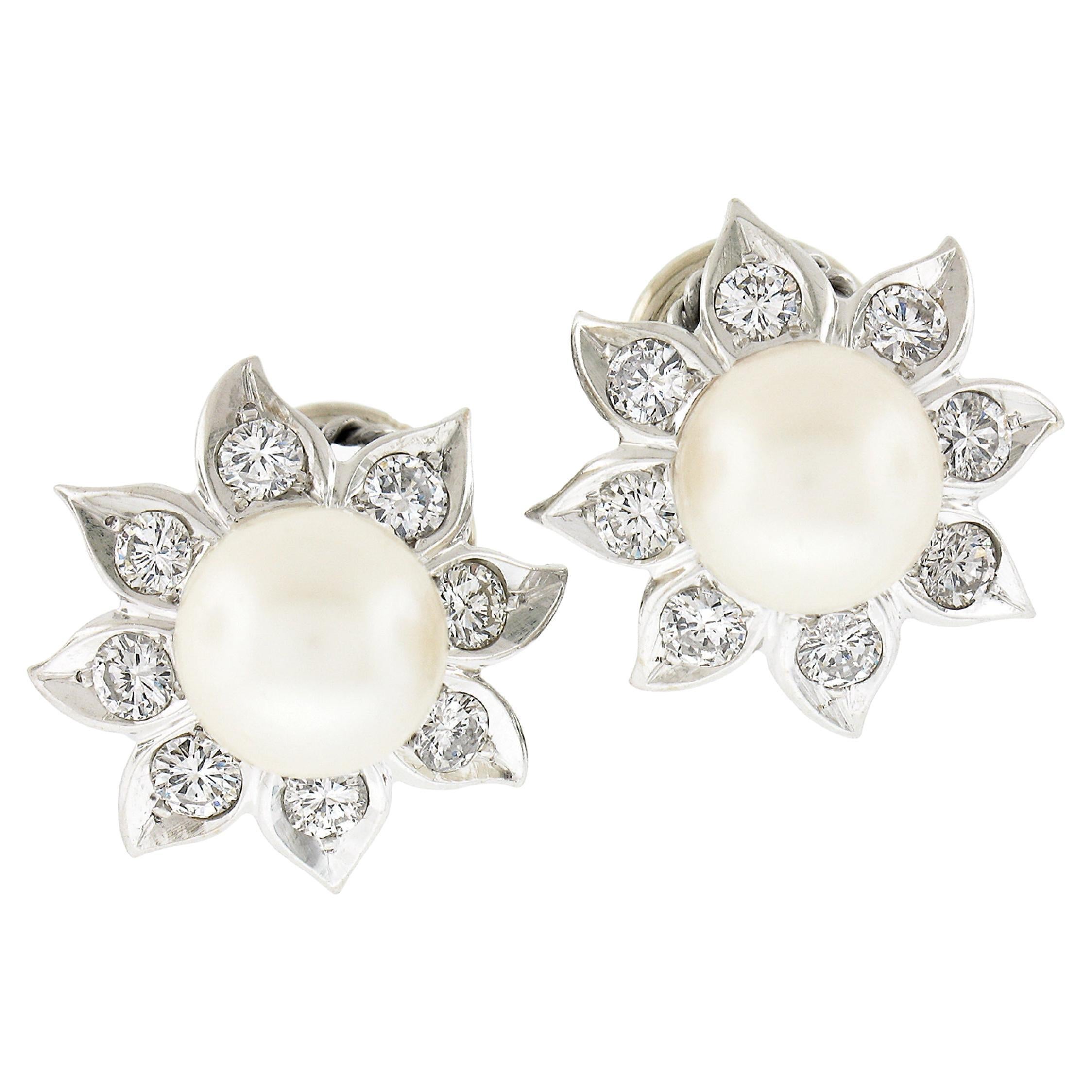 18 Karat Gold 8,5 mm Runde Perle mit 1,25 Karat Diamanten Blume Omega Ohrringe, Vintage im Angebot