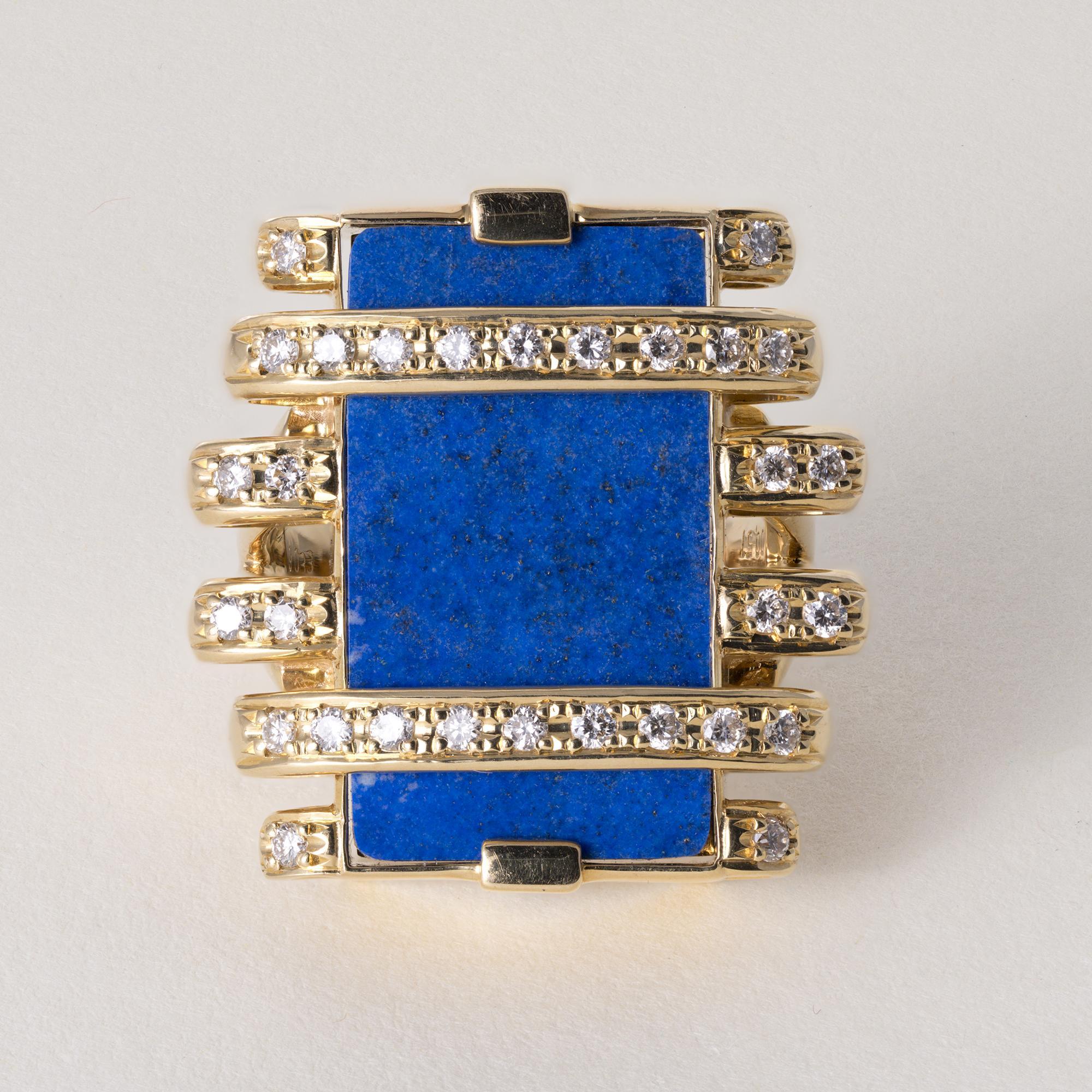 Dieser Vintage-Ring zeigt eine rechteckige Lapislazuli-Schnitzerei, die in ein architektonisches Golddesign eingefasst ist.
CIRCA 1970
Einzelheiten:
9,03 Karat lebhaft blauer Lapislazuli
30 runde Brillanten wiegen
0,51 Karat tw
F/G VS Farbe und