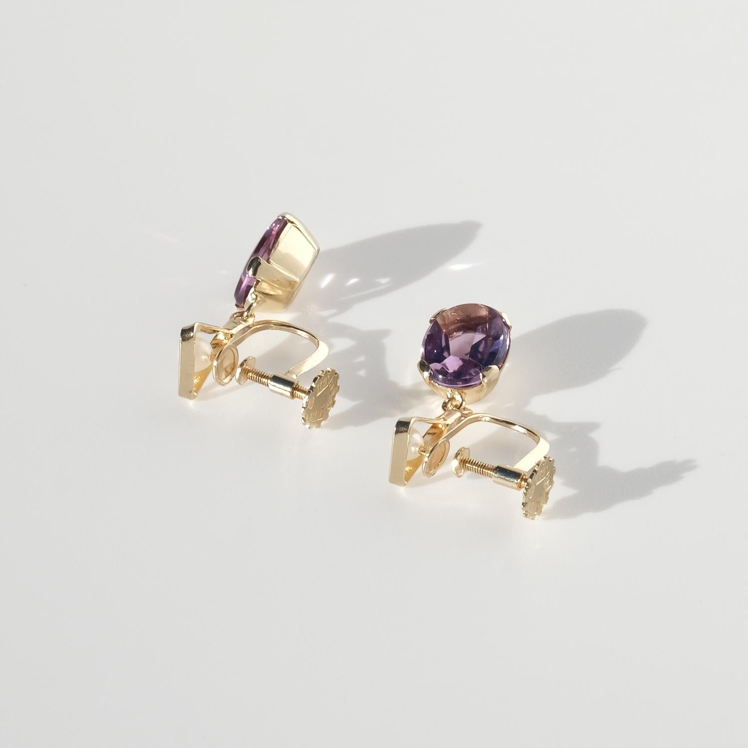 Taglio ovale Orecchini d'epoca in oro 18 carati, ametista e perle di Ateljé Stigbert, 1962 in vendita