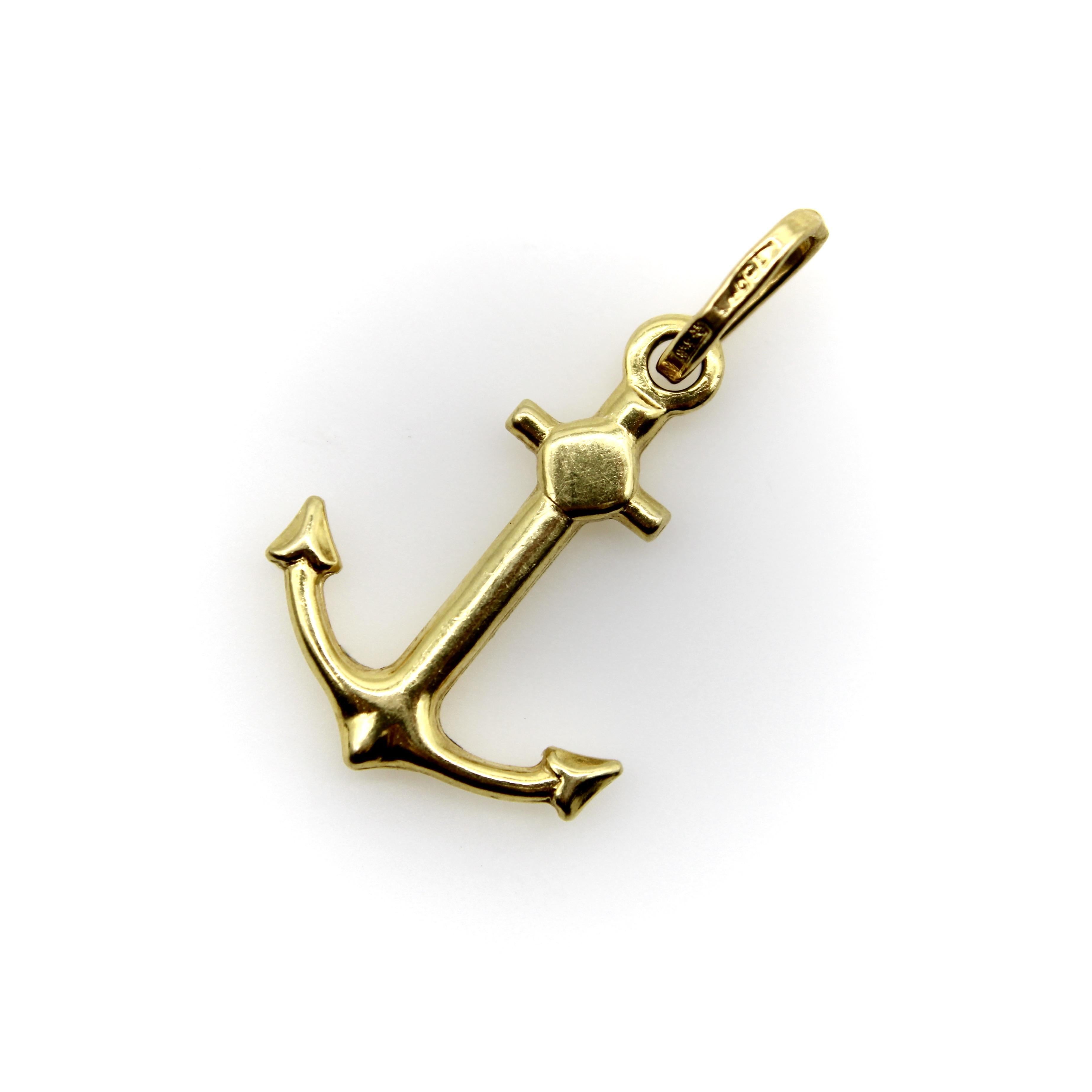 Cette breloque en or 18 carats a été fabriquée en Italie et possède tous les éléments d'une breloque d'ancre classique parfaite. Nous aimons les proportions de l'ancre, avec des pointes aux extrémités du bras inférieur, et des détails simples mais