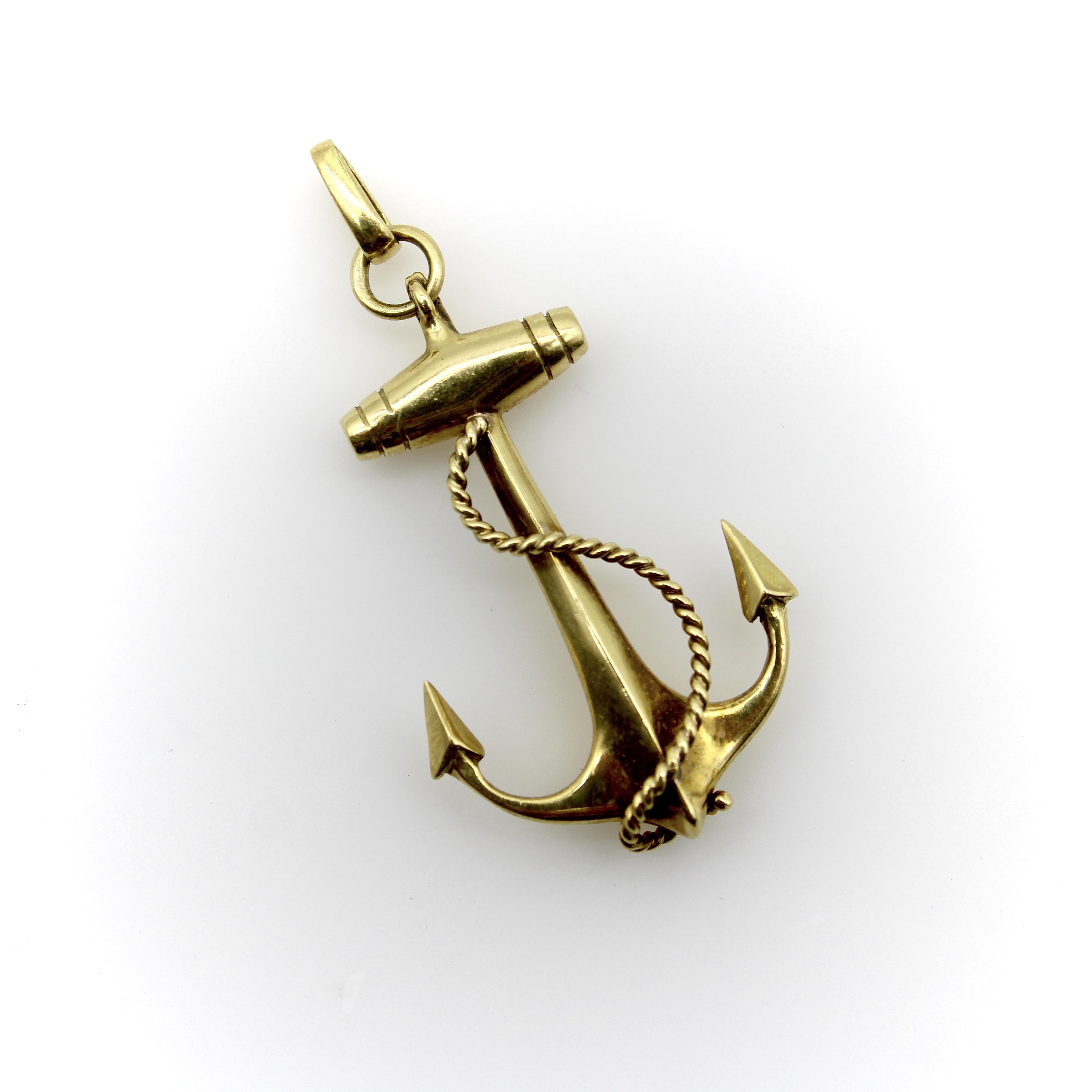 Quintessence de l'ancre, ce pendentif en or 18 carats est magnifiquement articulé et parfaitement coulé. Le câble métallique torsadé et les extrémités pointues sont des détails intéressants, et la pièce présente un équilibre gracieux. L'ancre