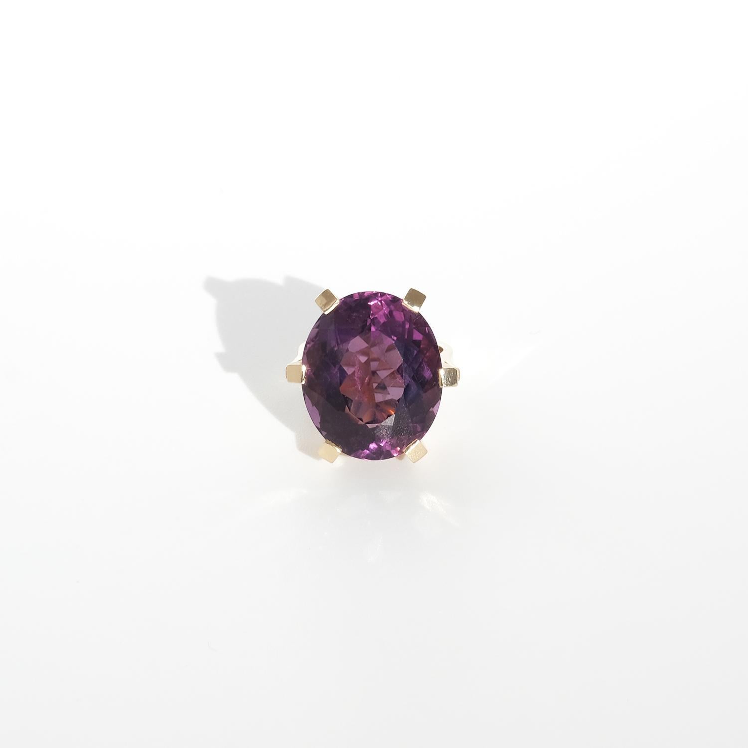 Dieser Vintage-Ring aus 18 Karat Gold besticht durch einen ovalen, facettierten Amethysten in einem satten Violett. Der Amethyst wird von kühnen, kantigen Zacken gehalten, die sich dramatisch aus der Fassung erheben und die Prominenz des Steins
