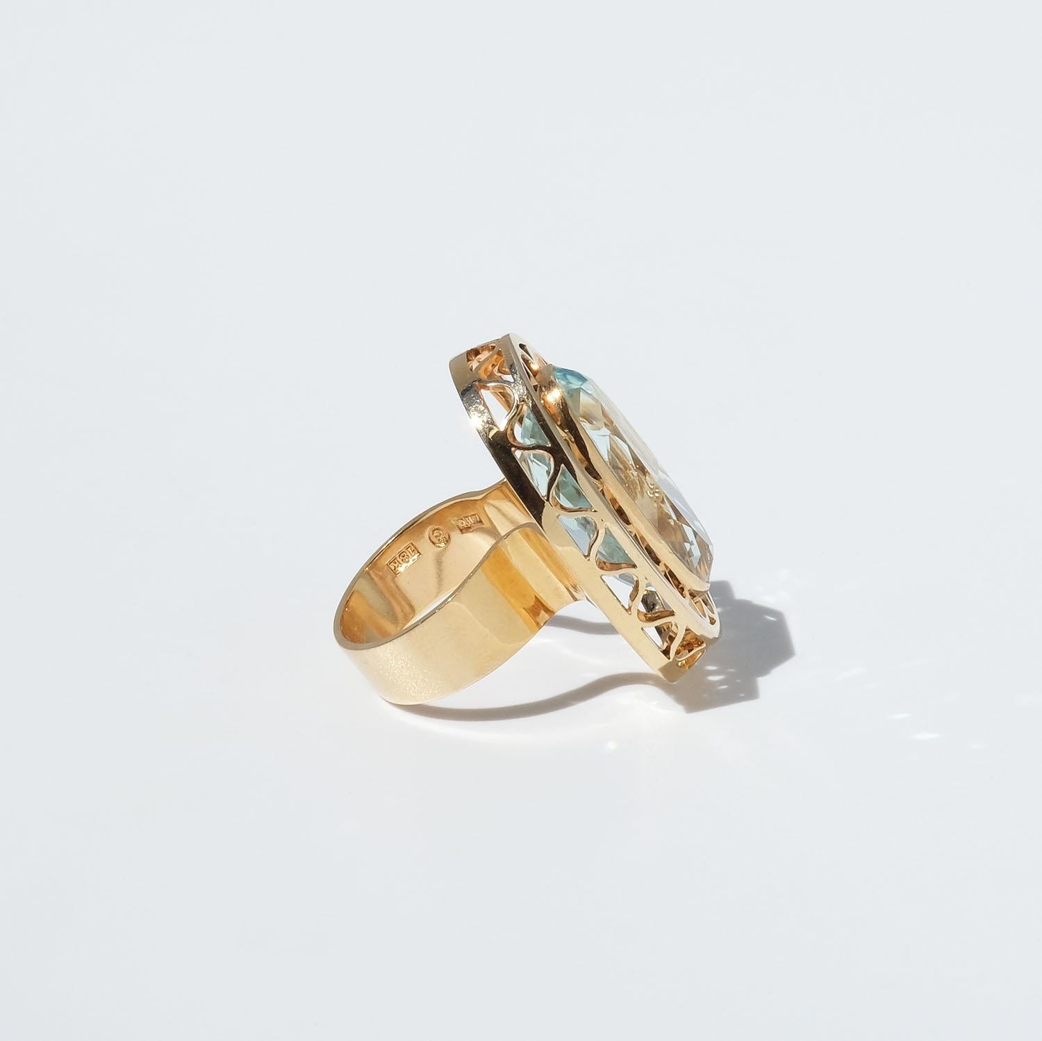Vintage 18k Gold and Aquamarine Ring by Master Anders Högberg Year, 1977 In Good Condition For Sale In Stockholm, SE