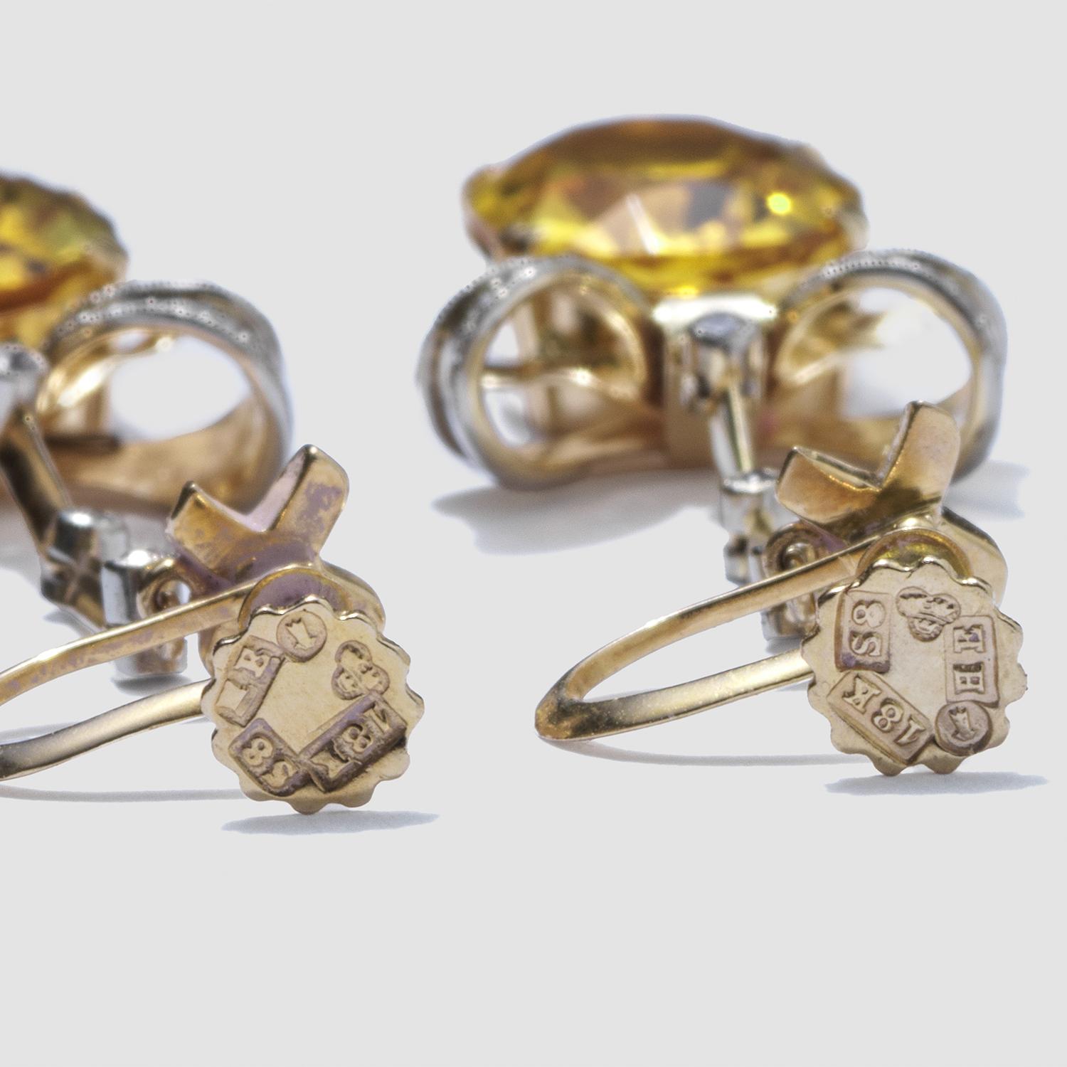 Diese Ohrringe aus 18-karätigem Gold bestehen aus ovalen, facettierten Zitrinen, die mit weißen Steinen akzentuiert sind, die einen Hauch von Funkeln verleihen. Die Zitrinen baumeln an zarten Schleifen und sorgen für einen eleganten Vintage-Look.
