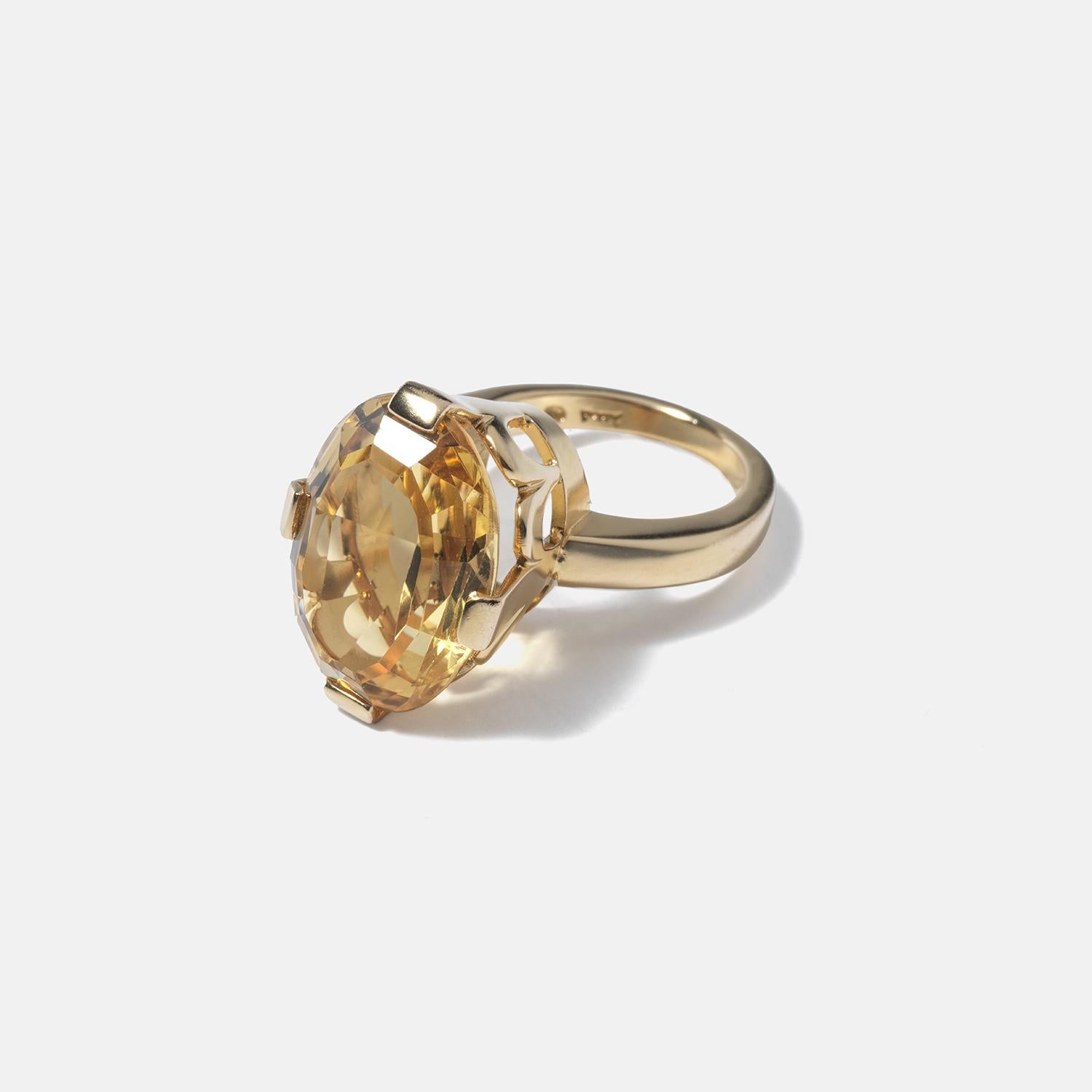 Vintage 18k Gold and Citrine Ring Made Year 1972 In Good Condition For Sale In Stockholm, SE