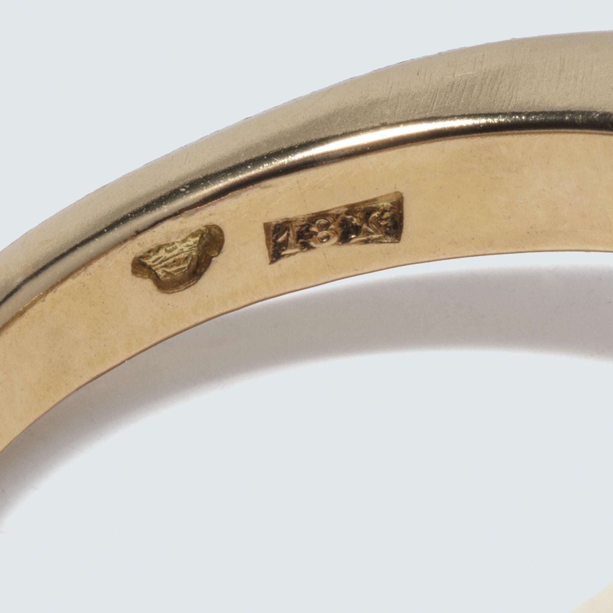 Unser exquisiter Ring aus 18-karätigem Gold mit einem fesselnden, facettierten Citrin im Ovalschliff ist ein zeitloses Stück, das im Jahr 1972 mit Präzision gefertigt wurde. Der strahlende Citrin mit seinem warmen goldenen Farbton steht im