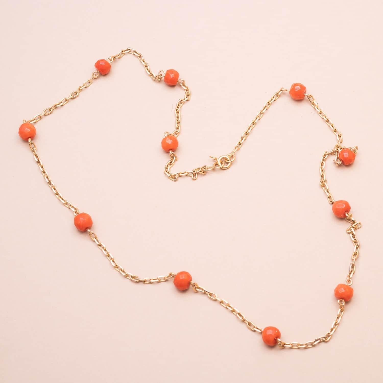 18K (750°/00) gold vintage sautoir necklace adorned by Mediterranean red coral beads each separated by a trace filed chain. 

Italian craftsmanship from the seventies 

Round clasp 

Length : 61.5cm 

Coral beads diameter : 7.7mm

Gross weight :