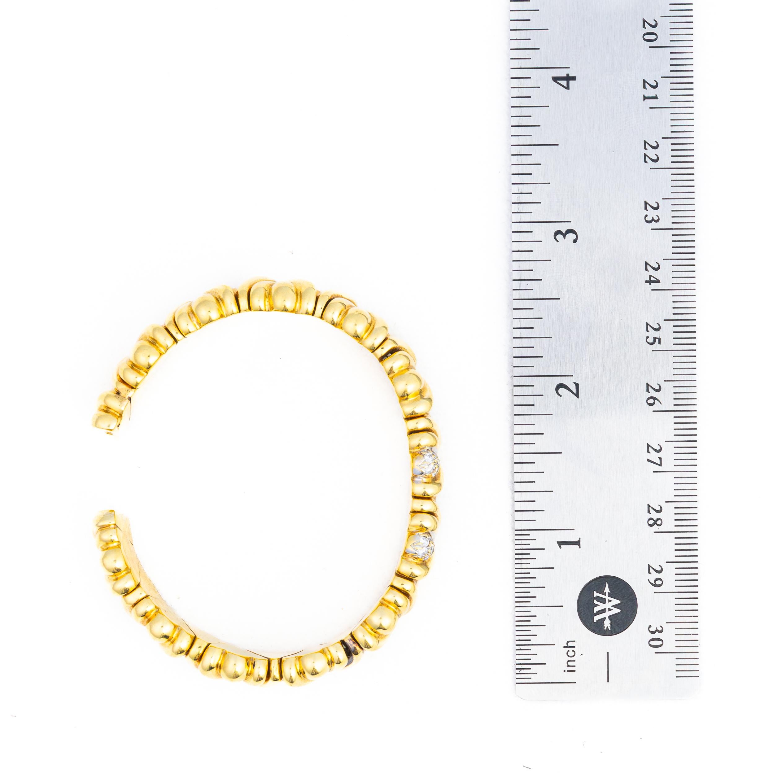 Brazalete cruzado vintage de oro de 18 quilates y diamantes

Esta exquisita pulsera brazalete vintage, elaborada en luminoso oro amarillo de 18 quilates, desprende un aire de elegancia con su diseño cruzado bellamente esculpido. La intrincada