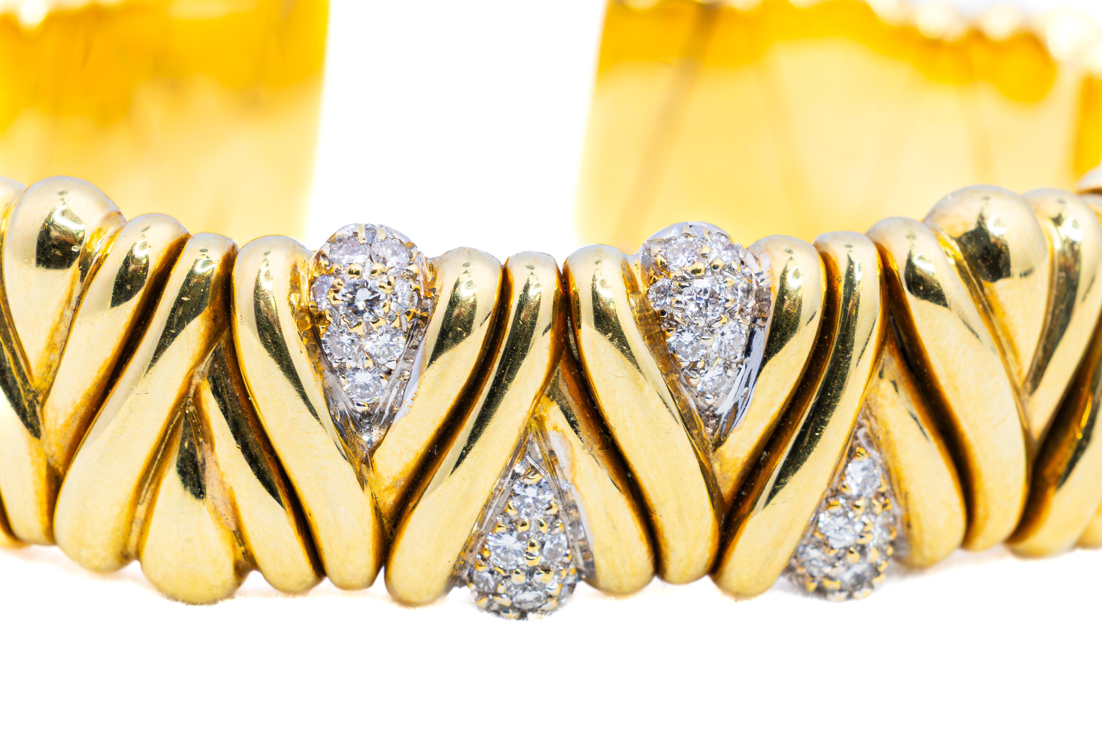 Brazalete cruzado vintage de oro de 18 quilates y diamantes Retro en venta