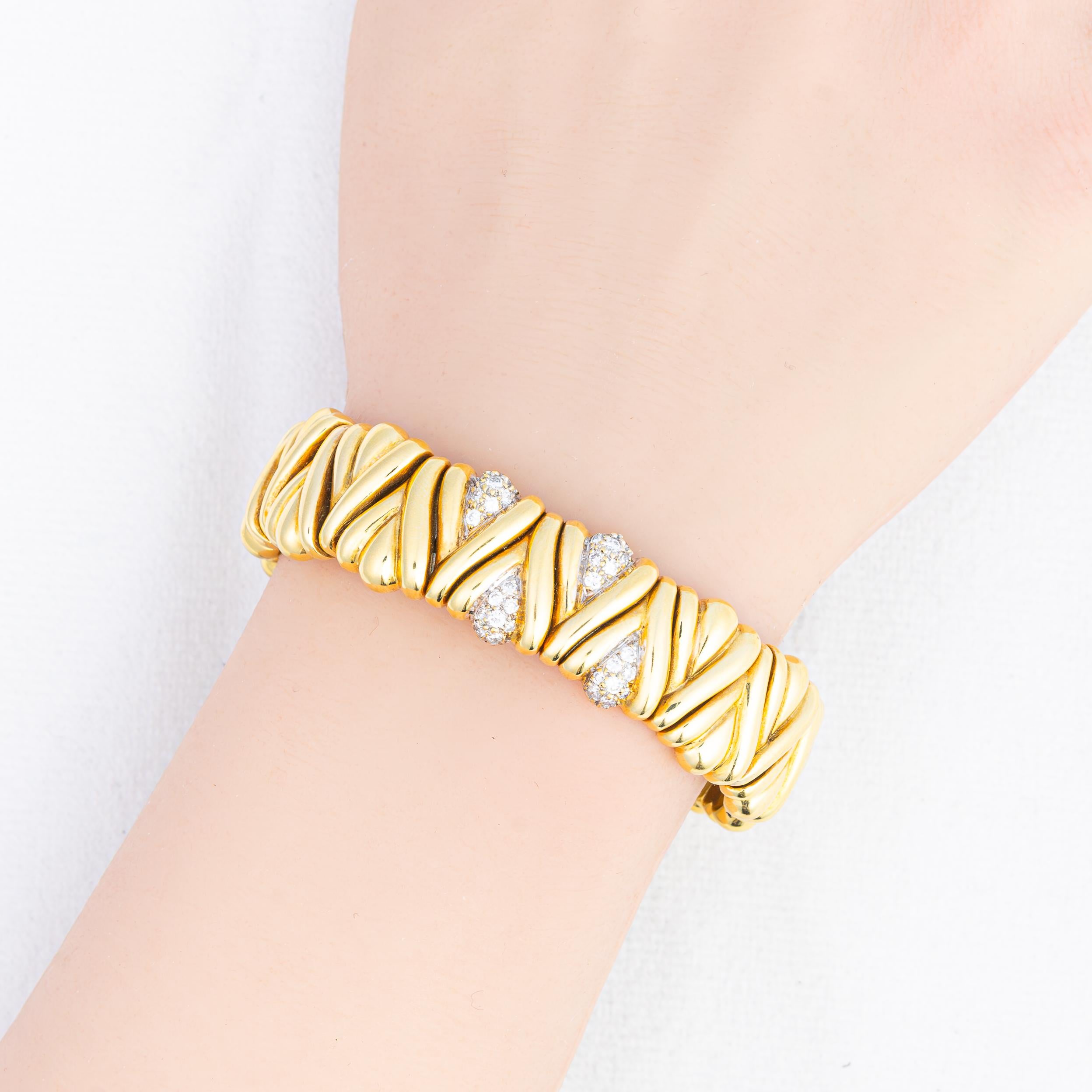 Brazalete cruzado vintage de oro de 18 quilates y diamantes Corte redondo en venta