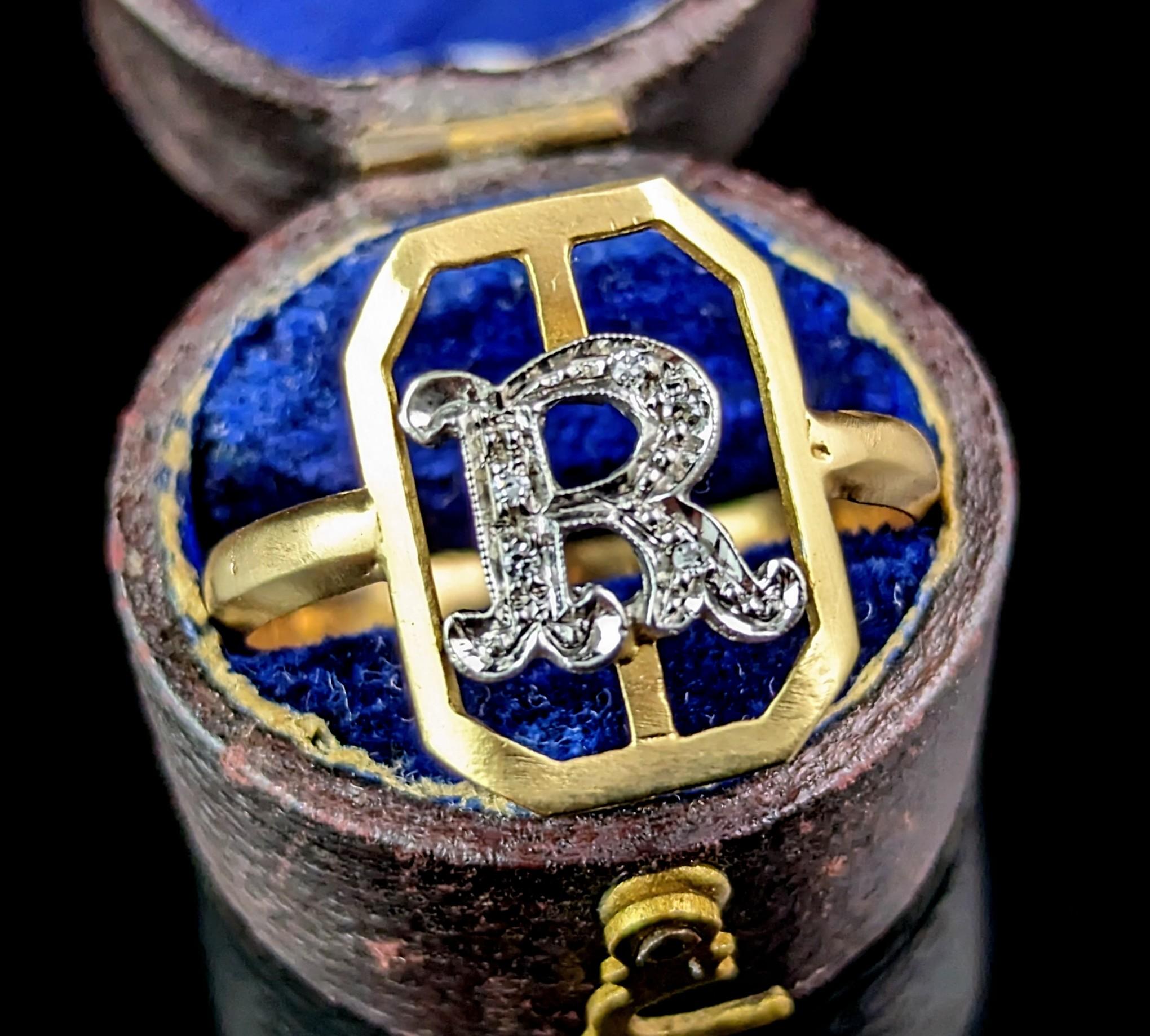 A gorgeous vintage 18ct gold and diamond letter R conversion ring.

If you are looking for a personslised touch and you have an R name then this could just be the piece for you!

A great conversion piece converted from an Art Deco slider it is