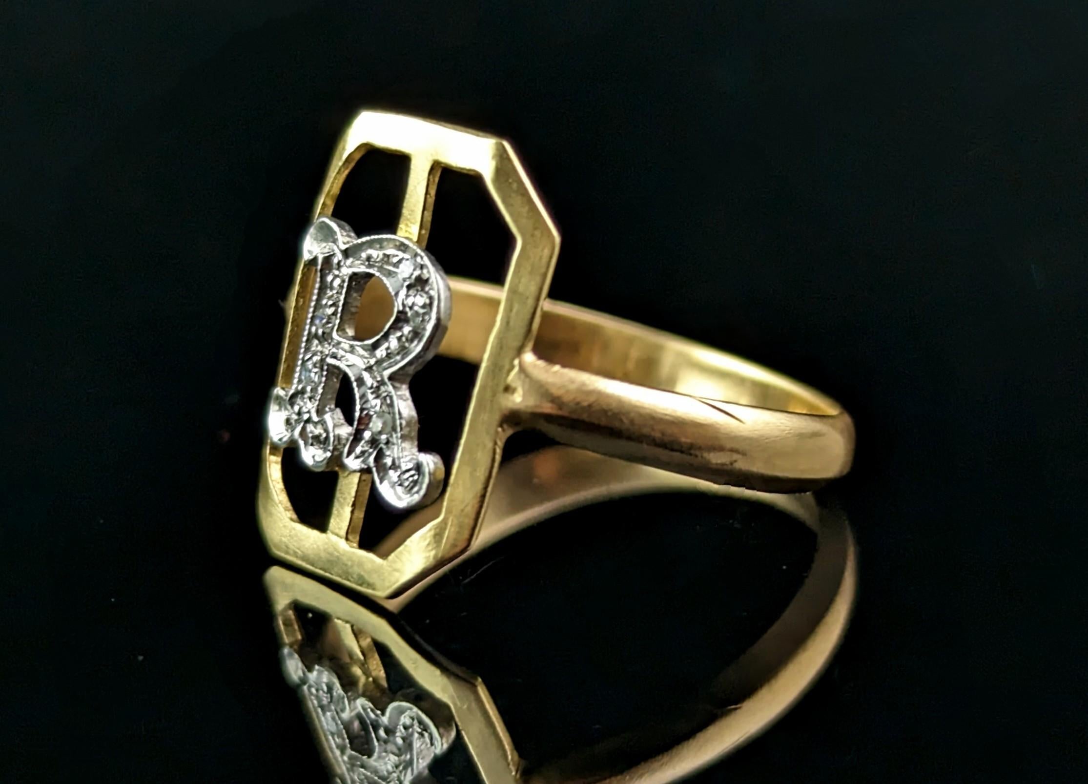 Vintage 18k gold and Diamond R initial ring, Conversion  In Good Condition In NEWARK, GB