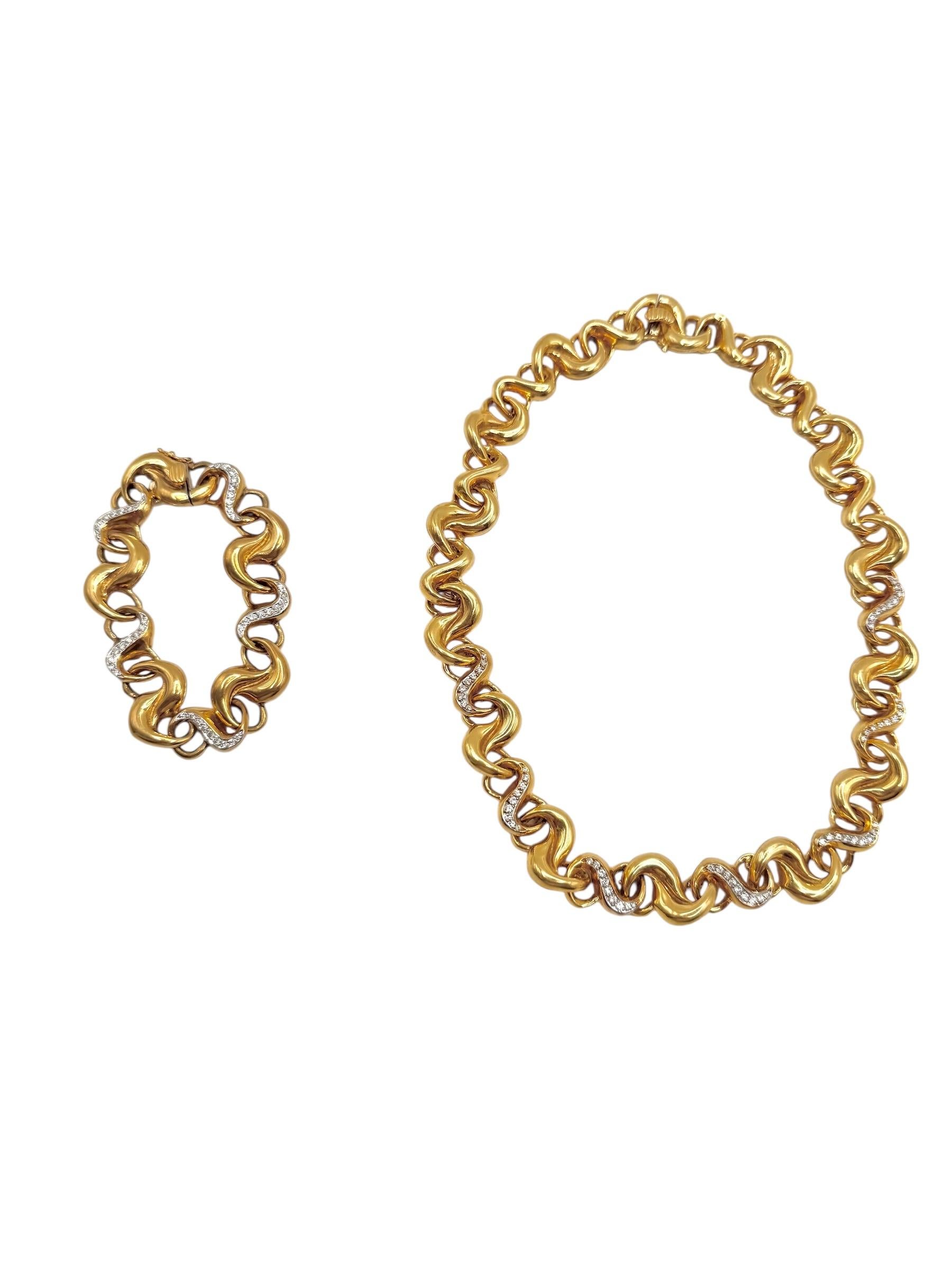 Un'audace e lussuosa parure vintage realizzata in ricco oro giallo 18 carati, con una collana e un bracciale abbinati con eleganti maglie a nastro ispirate alle onde. La collana pesa 98 grammi ed è impreziosita da circa 1,40 carati di diamanti a