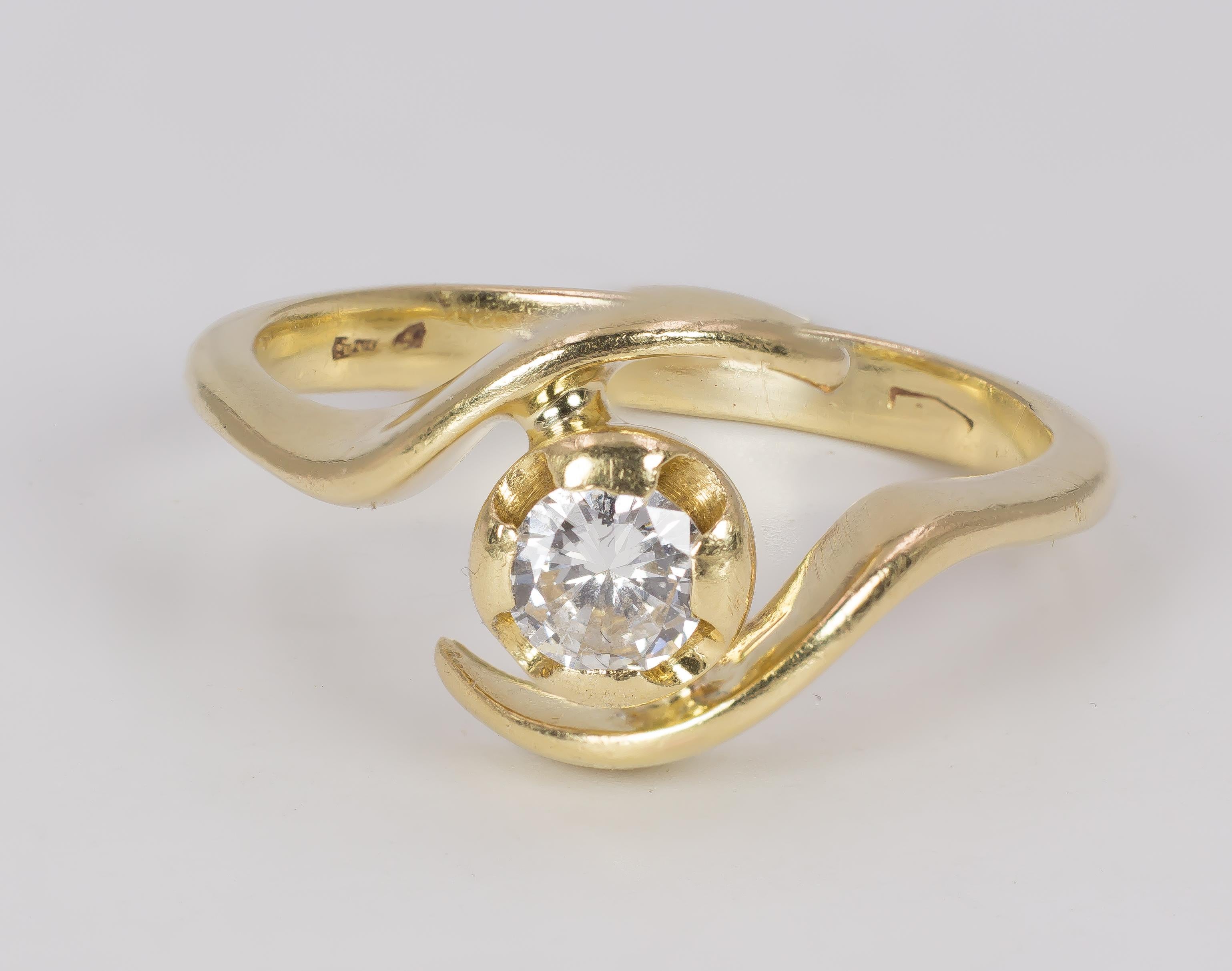 A particular vintage solitaire ring, dating from the 1970s. The peculiarity of this ring is its shank: it splits in two parts, creating two 
