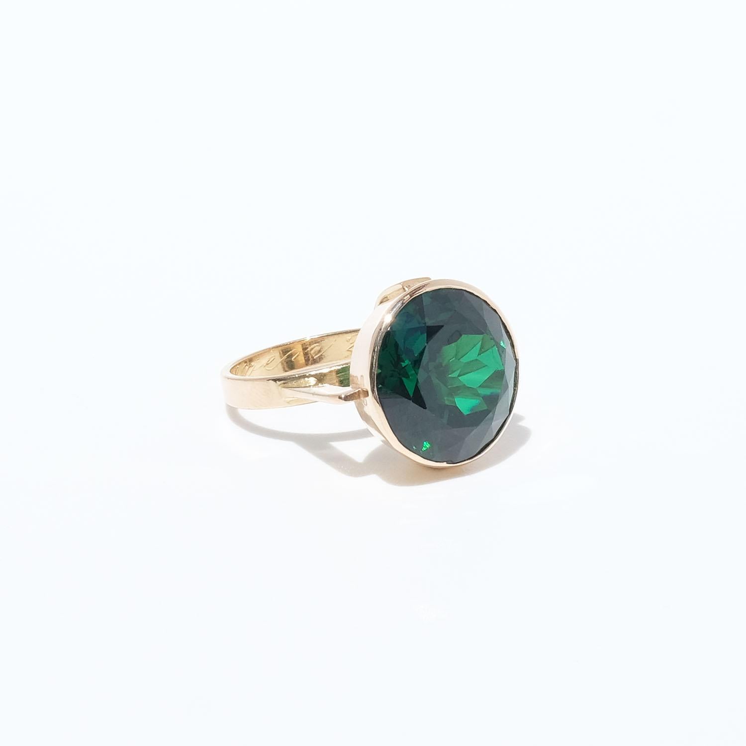 18 Karat Gold und synthetischer grüner Spinell-Ring  Herstellungsjahr 1949 im Angebot 2