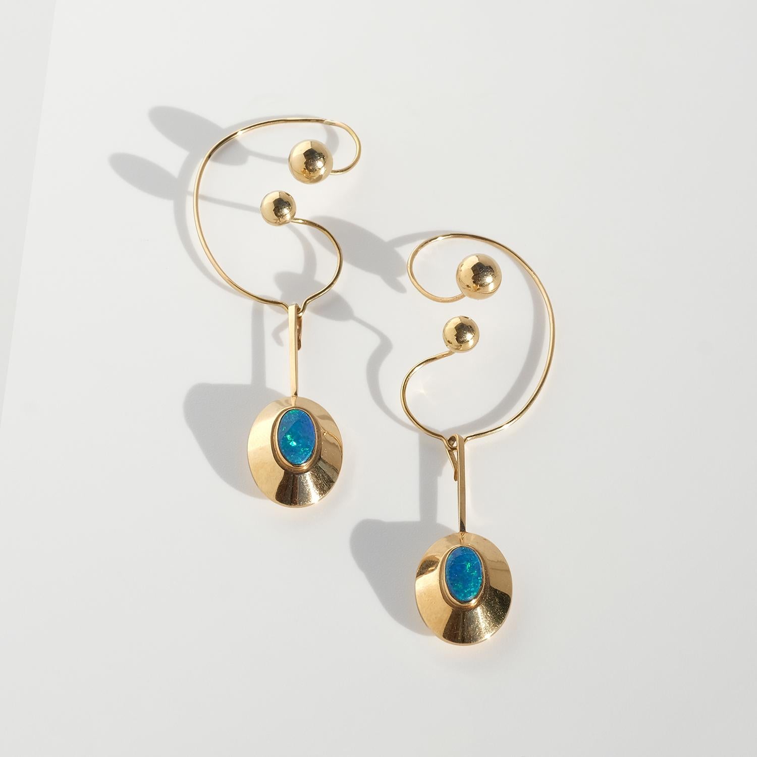 Taglio ovale Orecchini pendenti d'epoca in oro 18 carati e opale di Sigurd Persson del 1967 in vendita