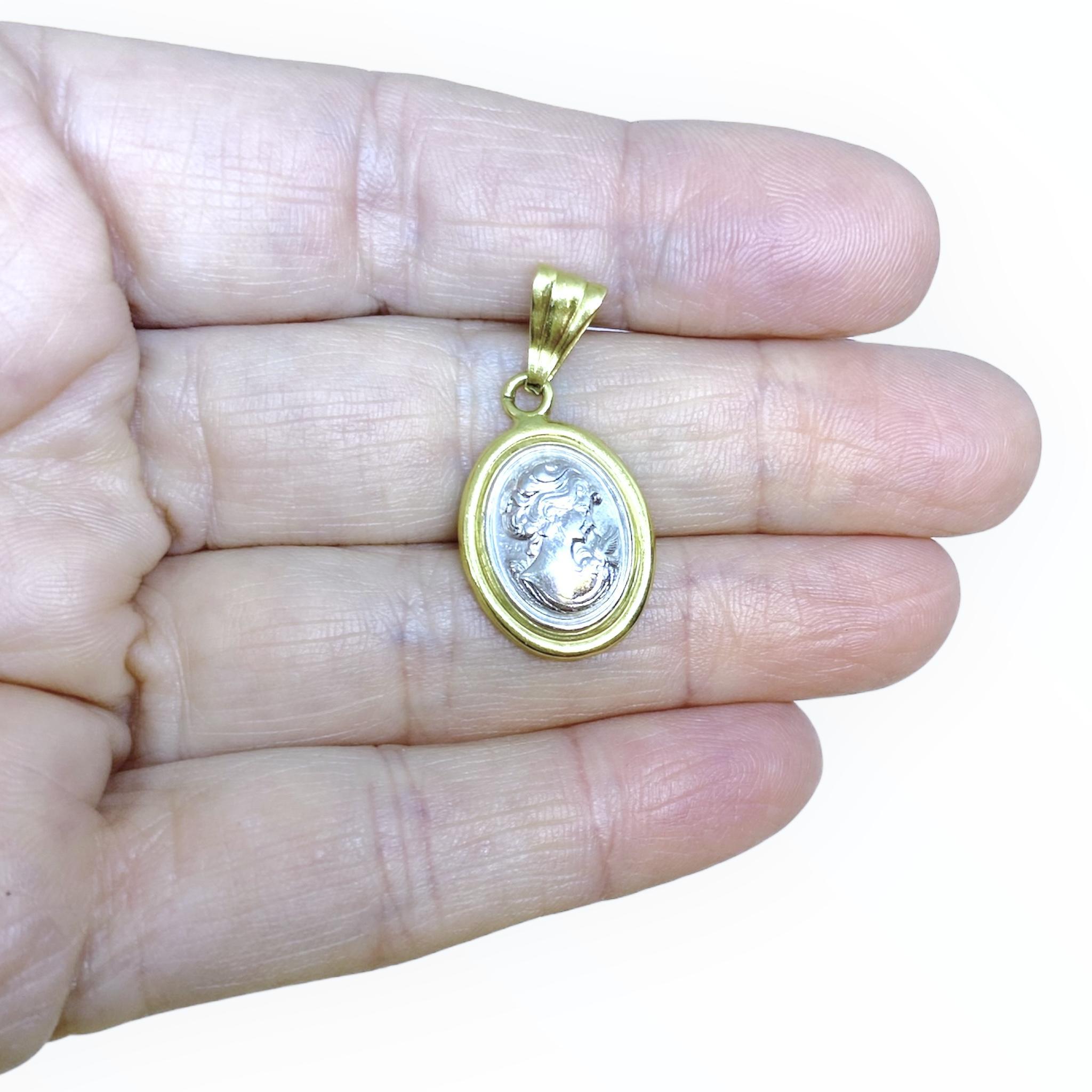 Vintage 18K Gold and Platinum Cameo Pendant im Angebot 4