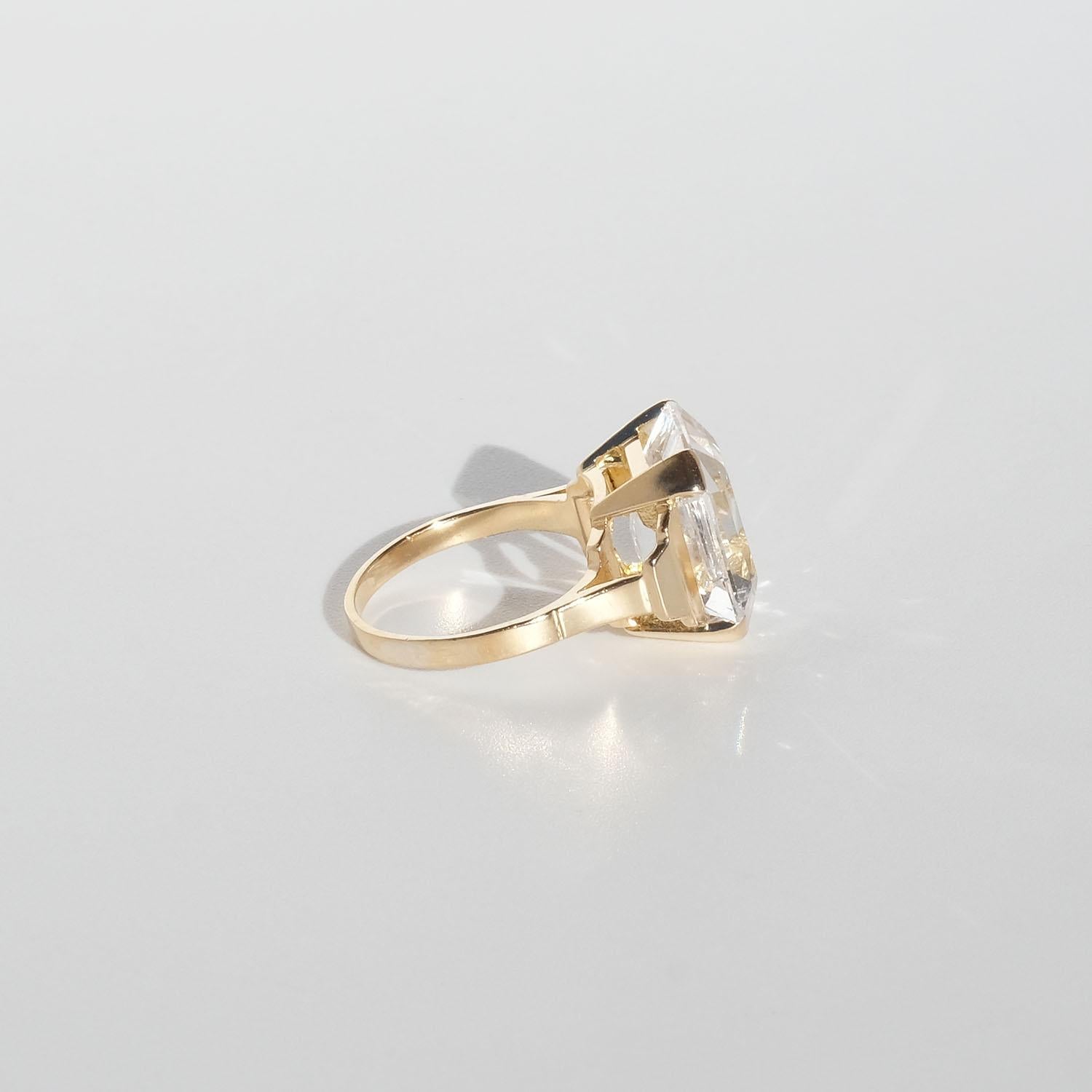 Ring aus 18k Gold und Bergkristall vom schwedischen Künstler Ateljé Stigbert für Damen oder Herren im Angebot
