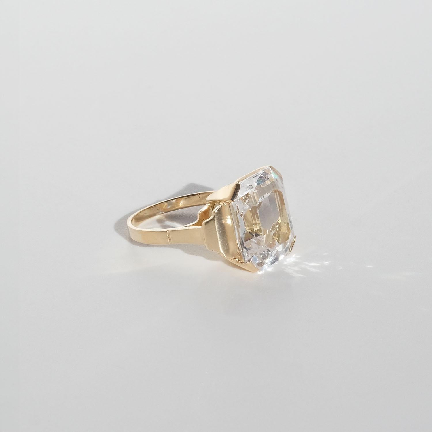 Ring aus 18k Gold und Bergkristall vom schwedischen Künstler Ateljé Stigbert im Angebot 1