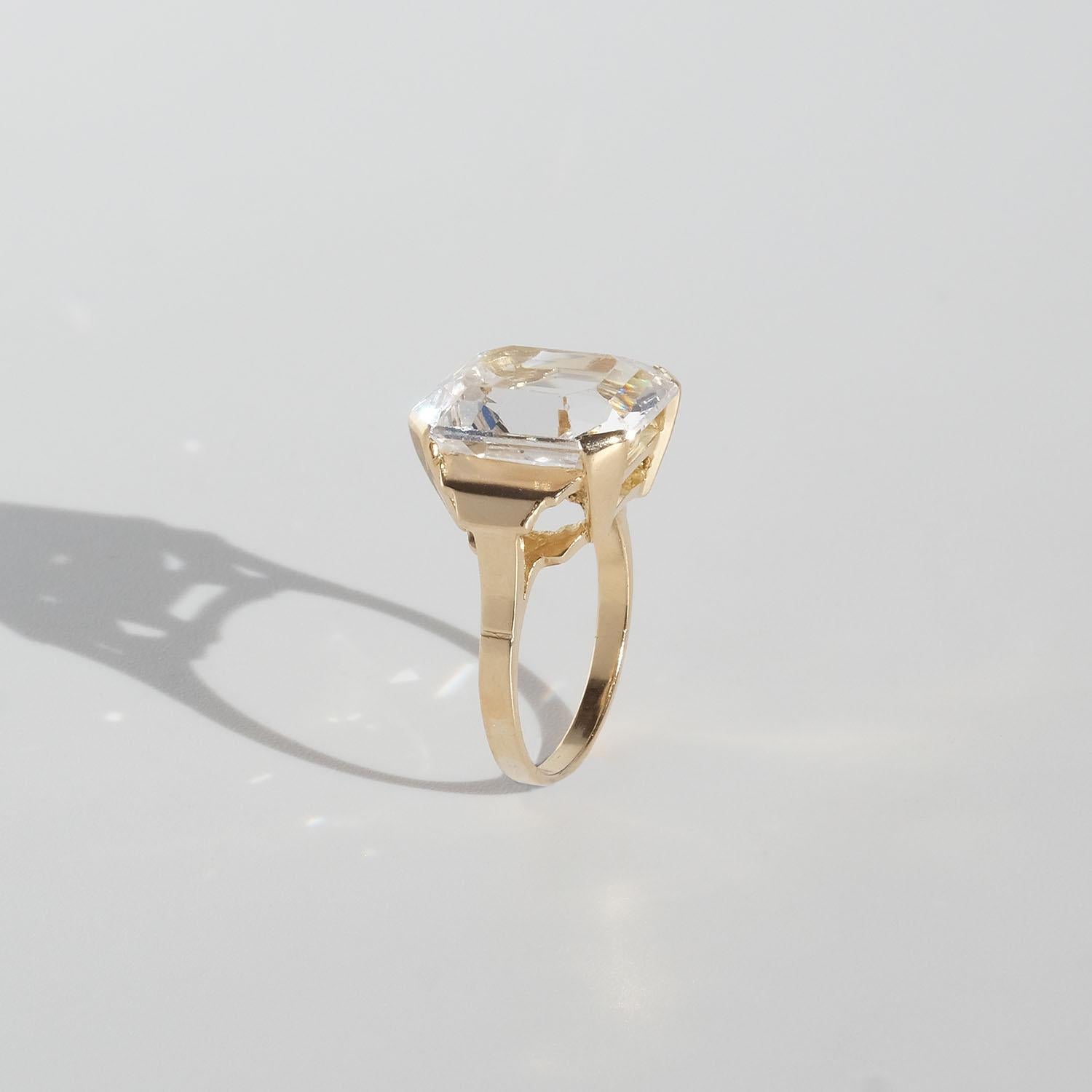 Ring aus 18k Gold und Bergkristall vom schwedischen Künstler Ateljé Stigbert im Angebot 2