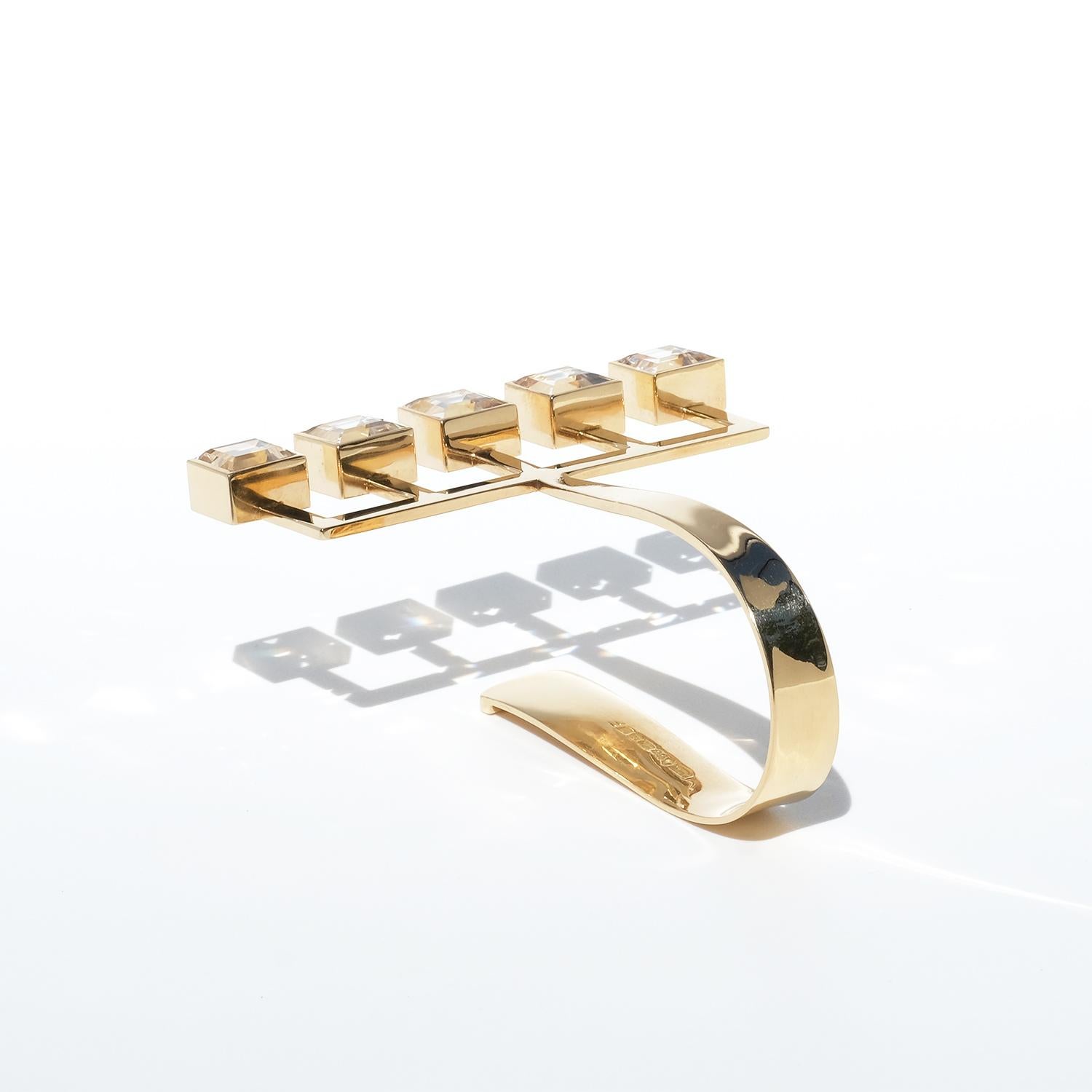 Vintage Manschettenarmband aus 18 Karat Gold und Bergkristall im Vintage-Stil, hergestellt 1969 (Carréeschliff) im Angebot