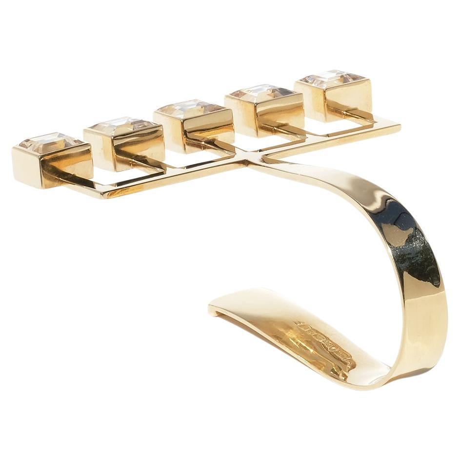 Dieses einzigartige Armband aus 18-karätigem Gold und Bergkristall, das Ende der 1960er Jahre entworfen wurde, ist mit fünf verschiedenen Zacken versehen, die an die Zinken einer Gabel erinnern. Das modernistische Design des Armbands bringt die