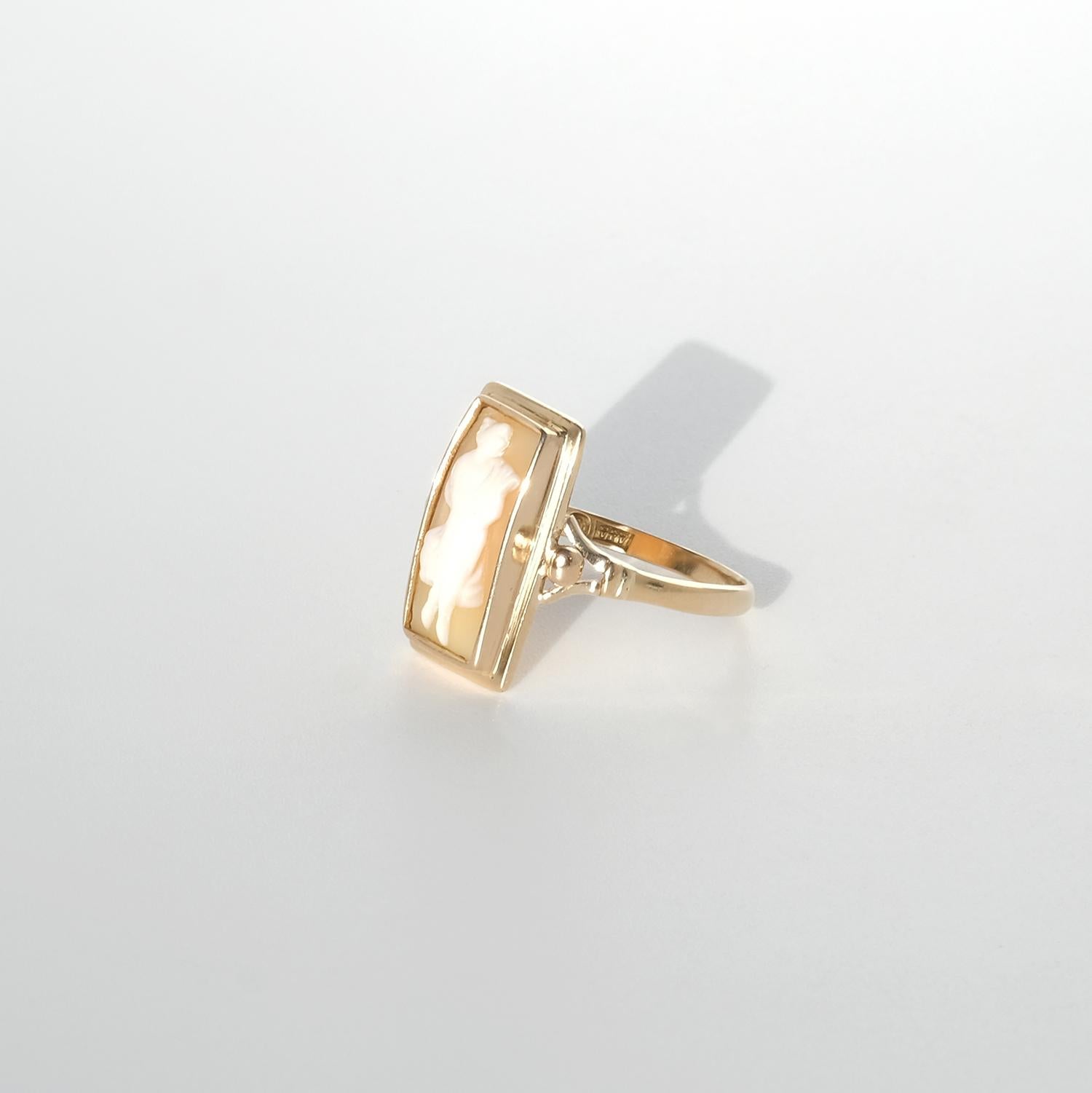 Vintage Kamee-Ring aus 18 Karat Gold und Muscheln, hergestellt 1954 im Zustand „Gut“ im Angebot in Stockholm, SE