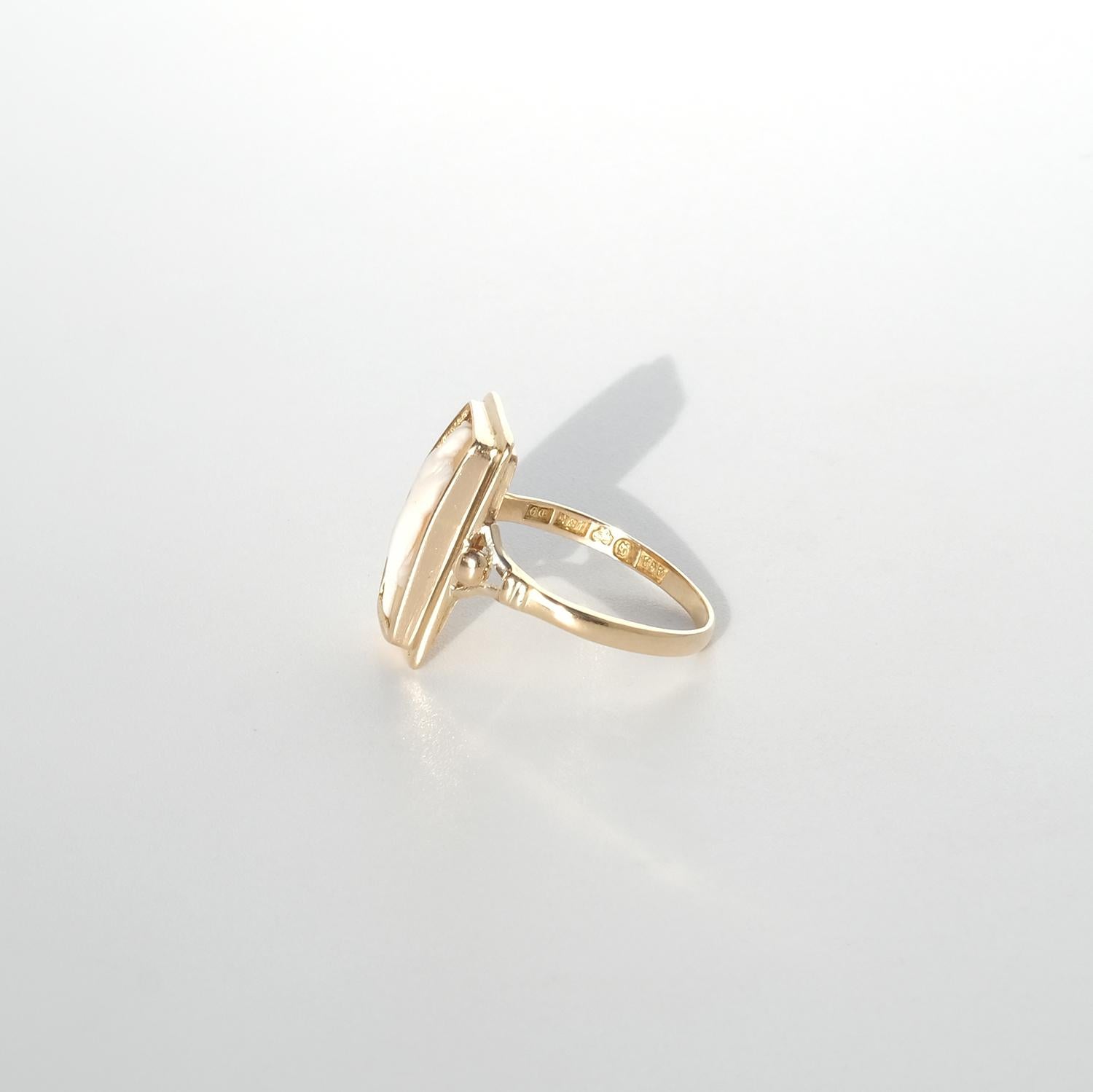 Vintage Kamee-Ring aus 18 Karat Gold und Muscheln, hergestellt 1954 für Damen oder Herren im Angebot
