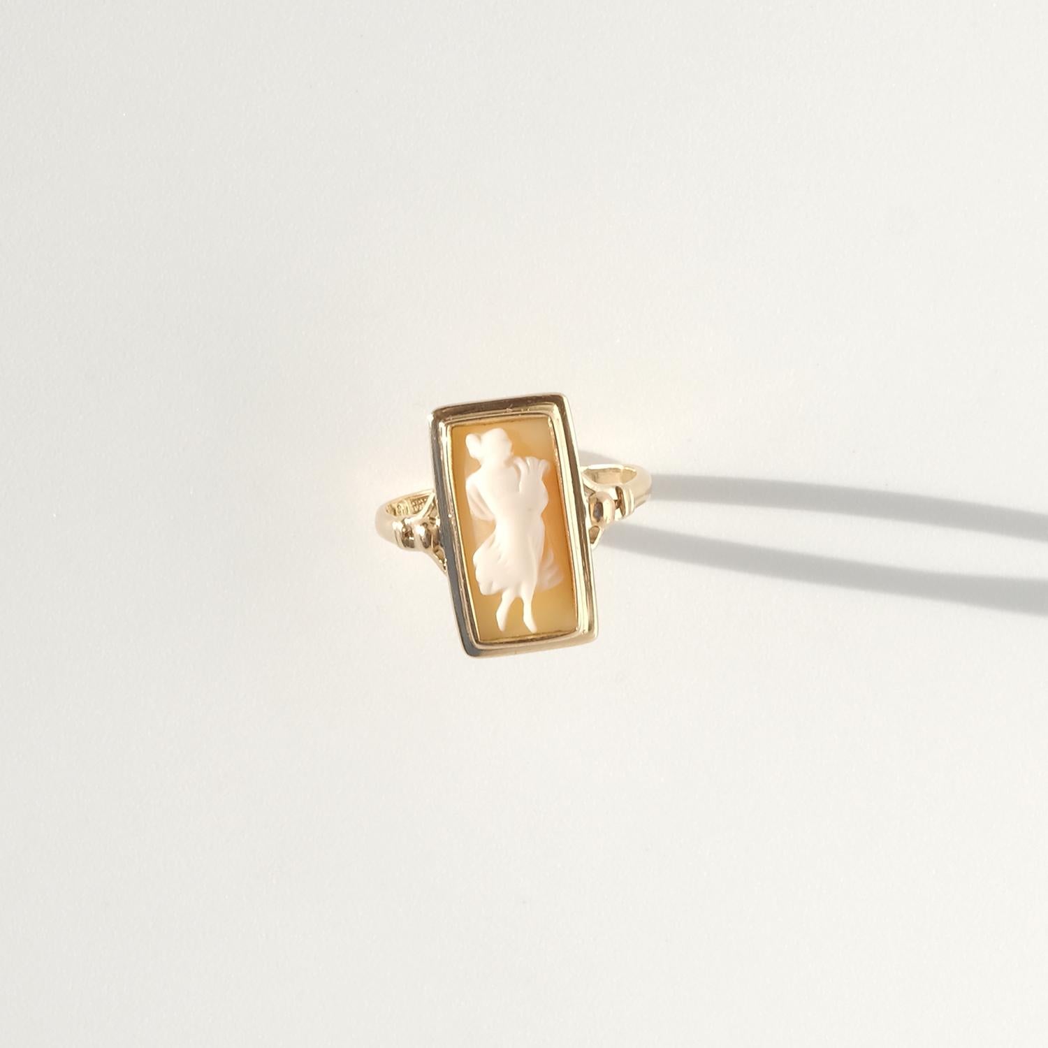 Vintage 18K Gold and Shell Cameo Ring Made 1954 For Sale 2