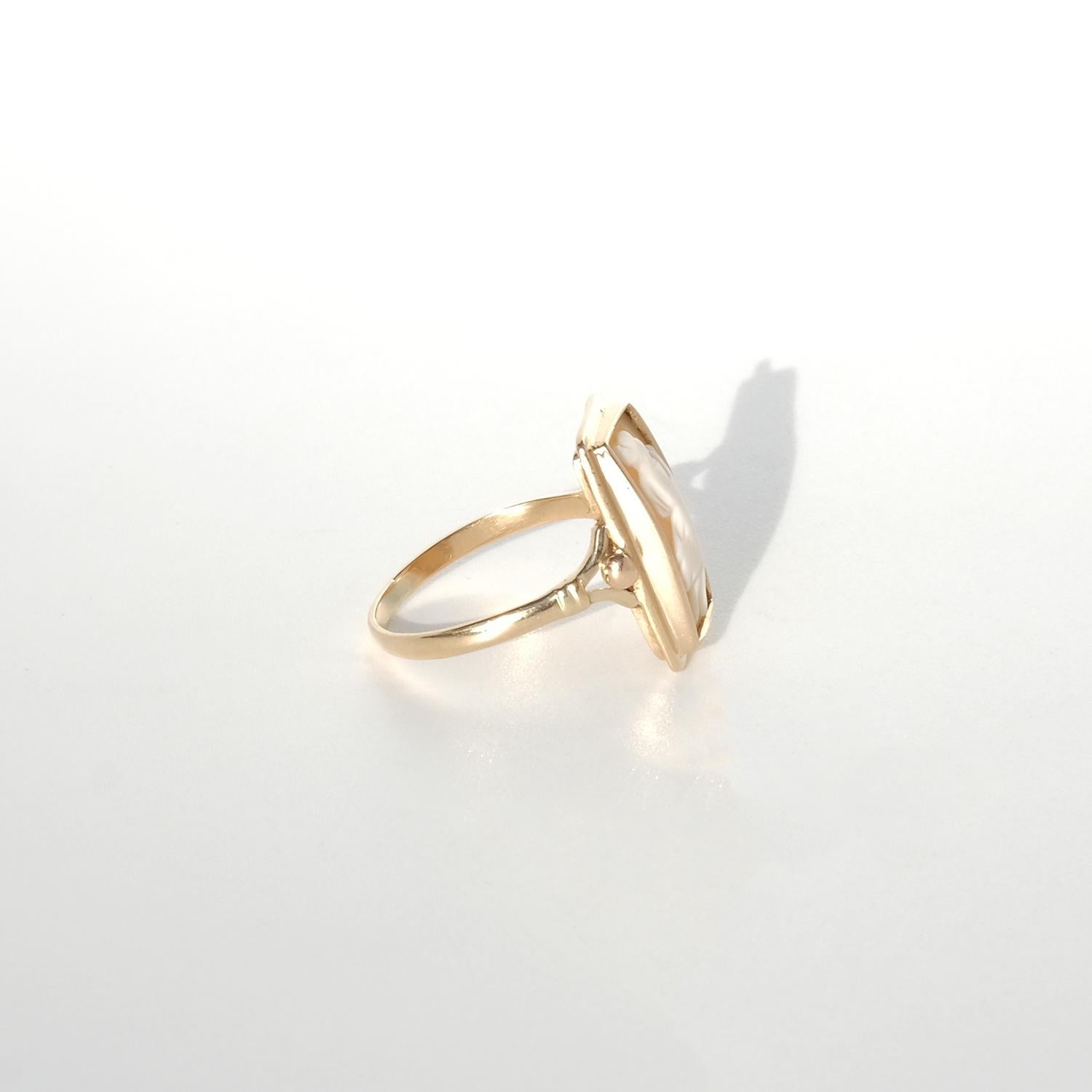 Vintage 18K Gold and Shell Cameo Ring Made 1954 For Sale 3