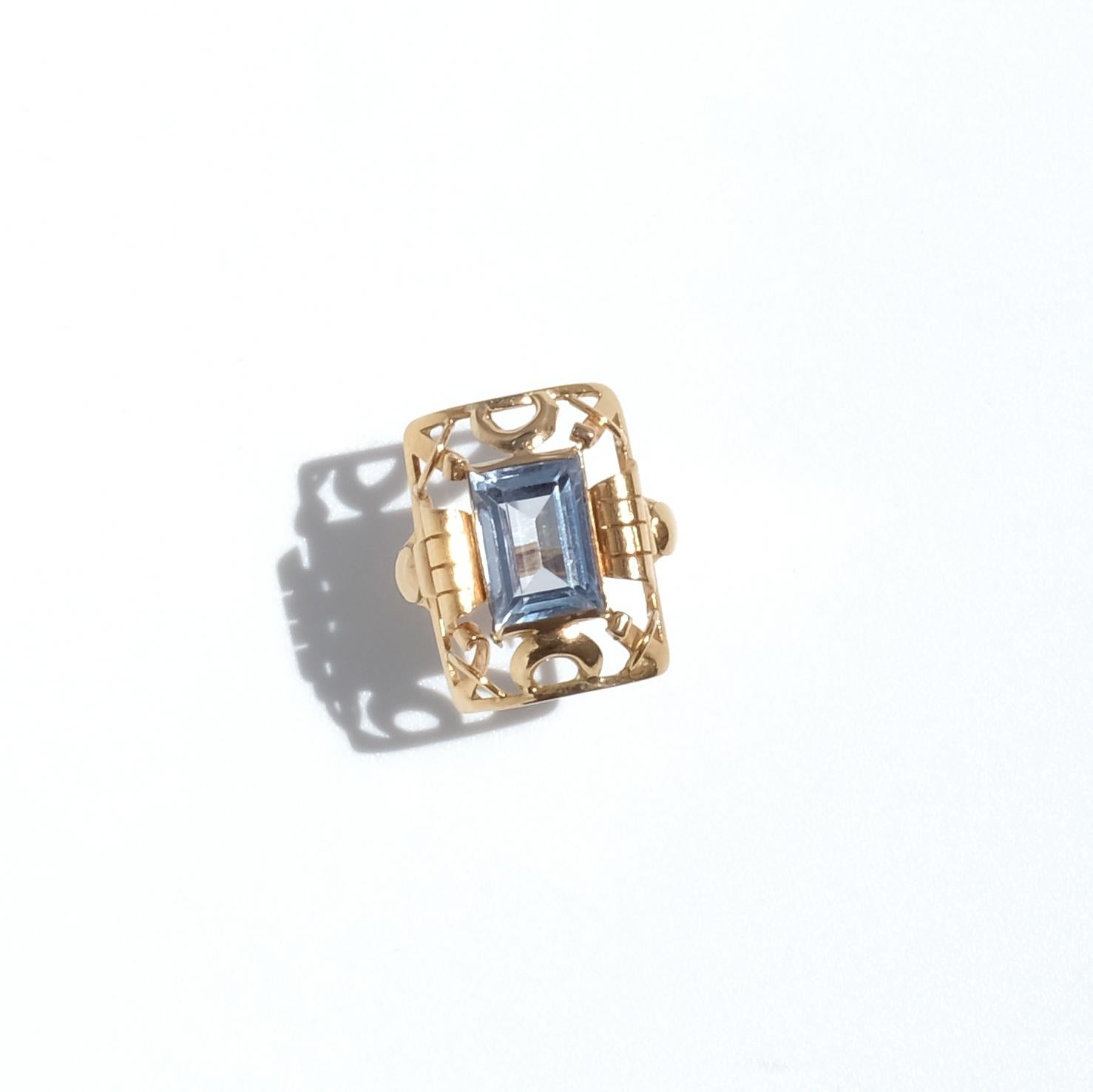 Vintage 18k Gold and Synthetic Sapphire Ring by Bjurman & Bernheimer Made 1948 In Good Condition For Sale In Stockholm, SE