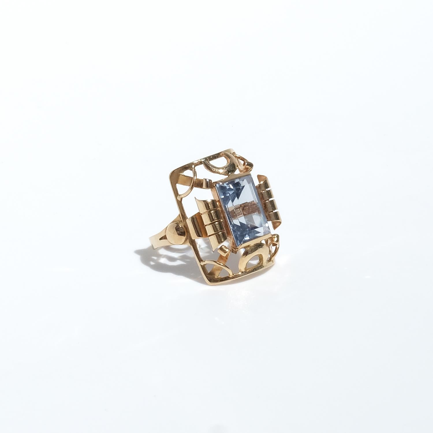 Vintage 18k Gold and Synthetic Sapphire Ring by Bjurman & Bernheimer Made 1948 For Sale 2