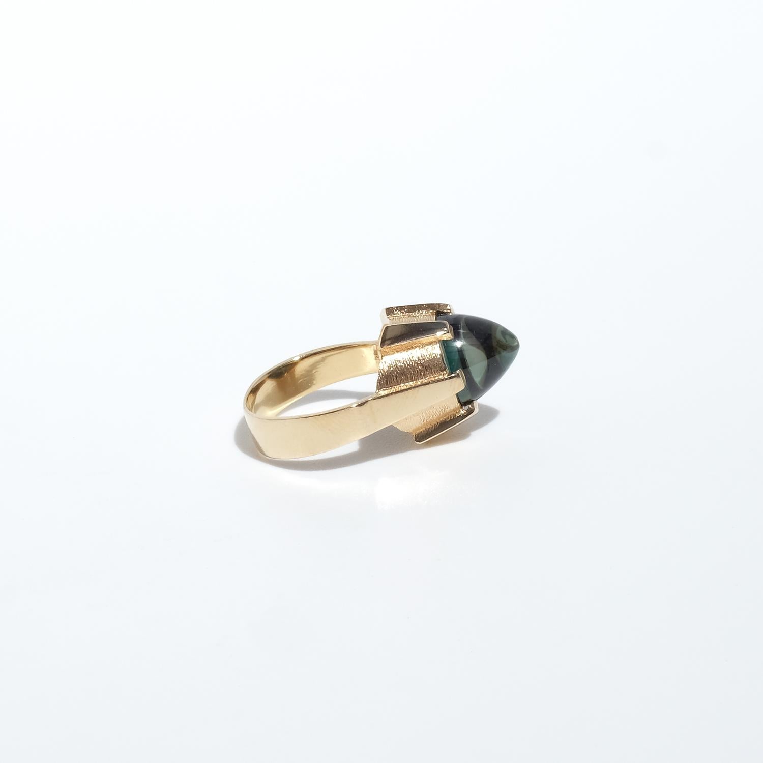 Femenino o masculino Anillo vintage de oro de 18 quilates y espinela sintética de Bengt Hallberg  Fabricado en 1962 en venta