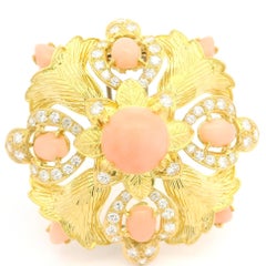 Texturierte Vintage-Brosche aus 18 Karat Gold mit Engelshaut-Koralle und Diamant-Blumengravur