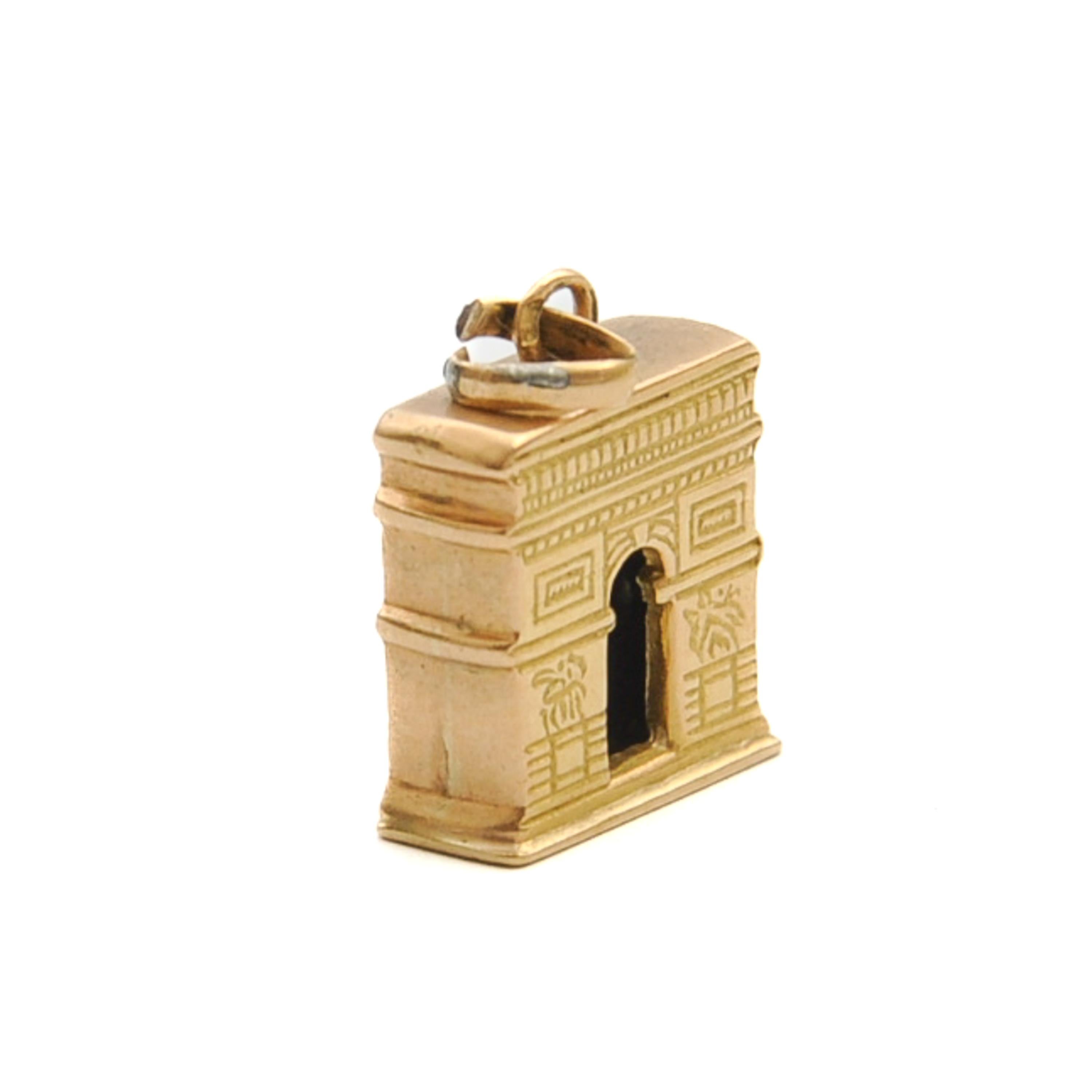 Vintage 18K Gold Arc de Triomphe Charm Pendant In Good Condition For Sale In Rotterdam, NL