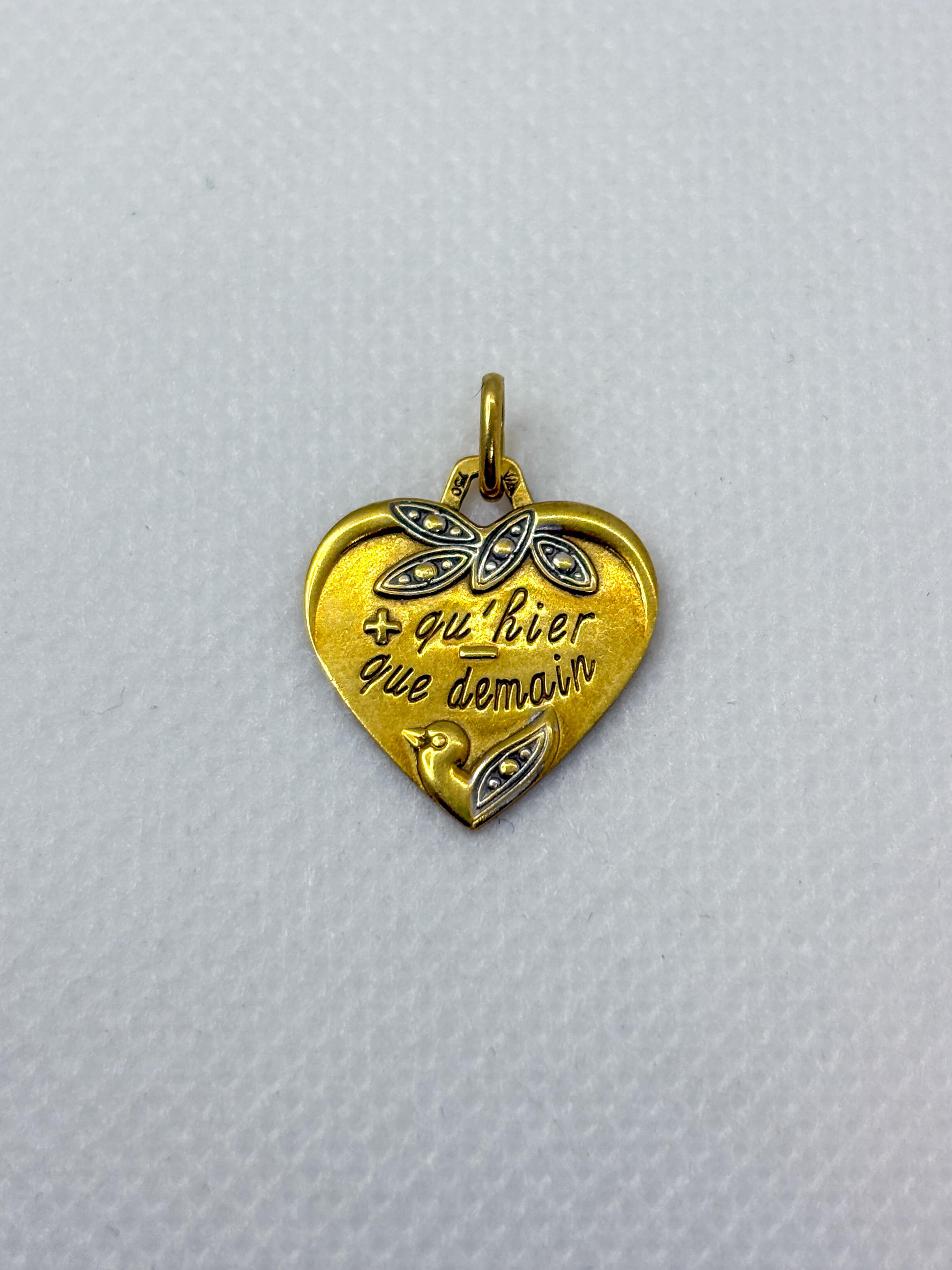 Incantevole medaglia A. Augis a forma di cuore in oro 18k bicolore con l'iconica iscrizione 