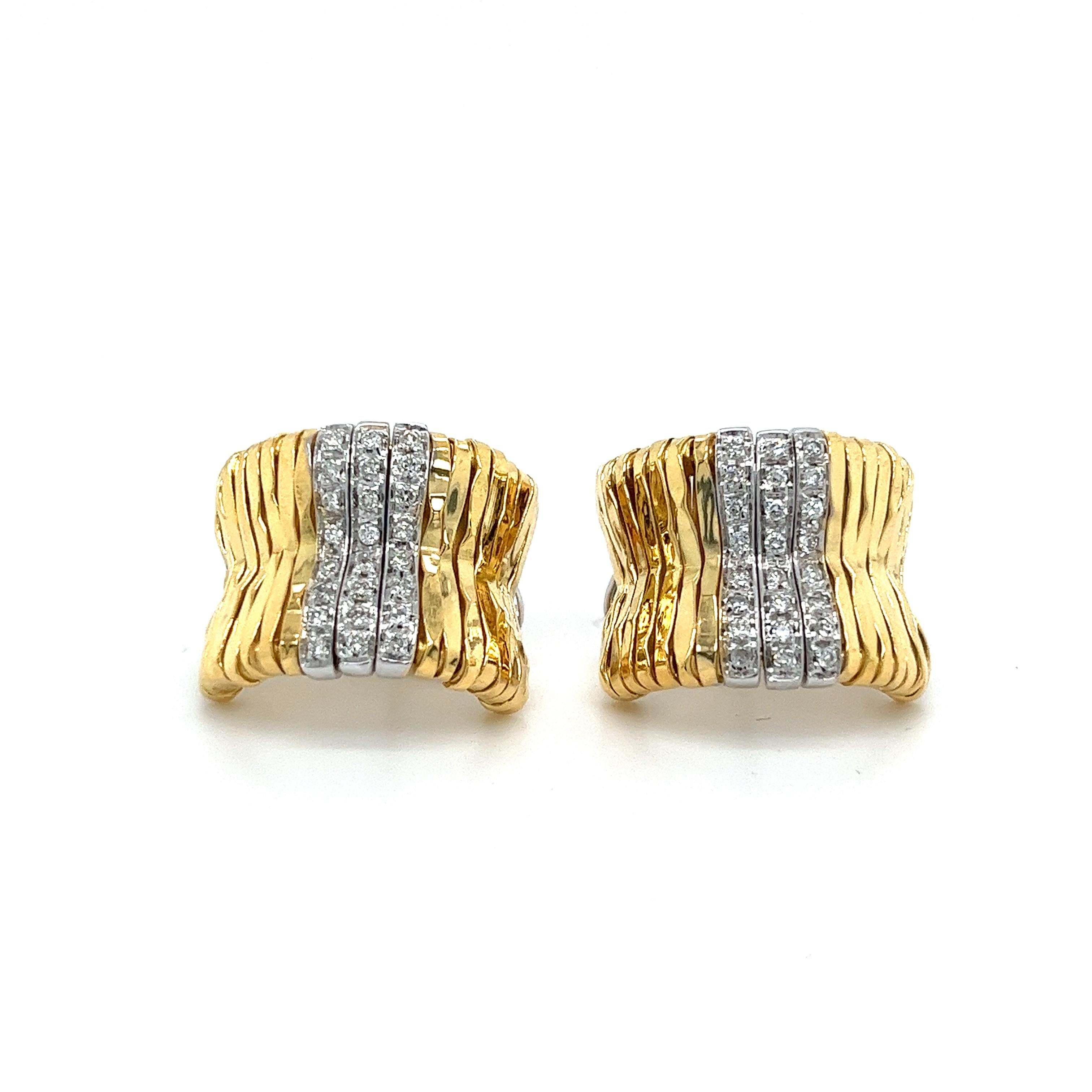 18 Karat Gold Bar Hug Hoop-Ohrringe mit Diamanten, gesungen Orlando Orlandini im Zustand „Hervorragend“ im Angebot in Miami, FL