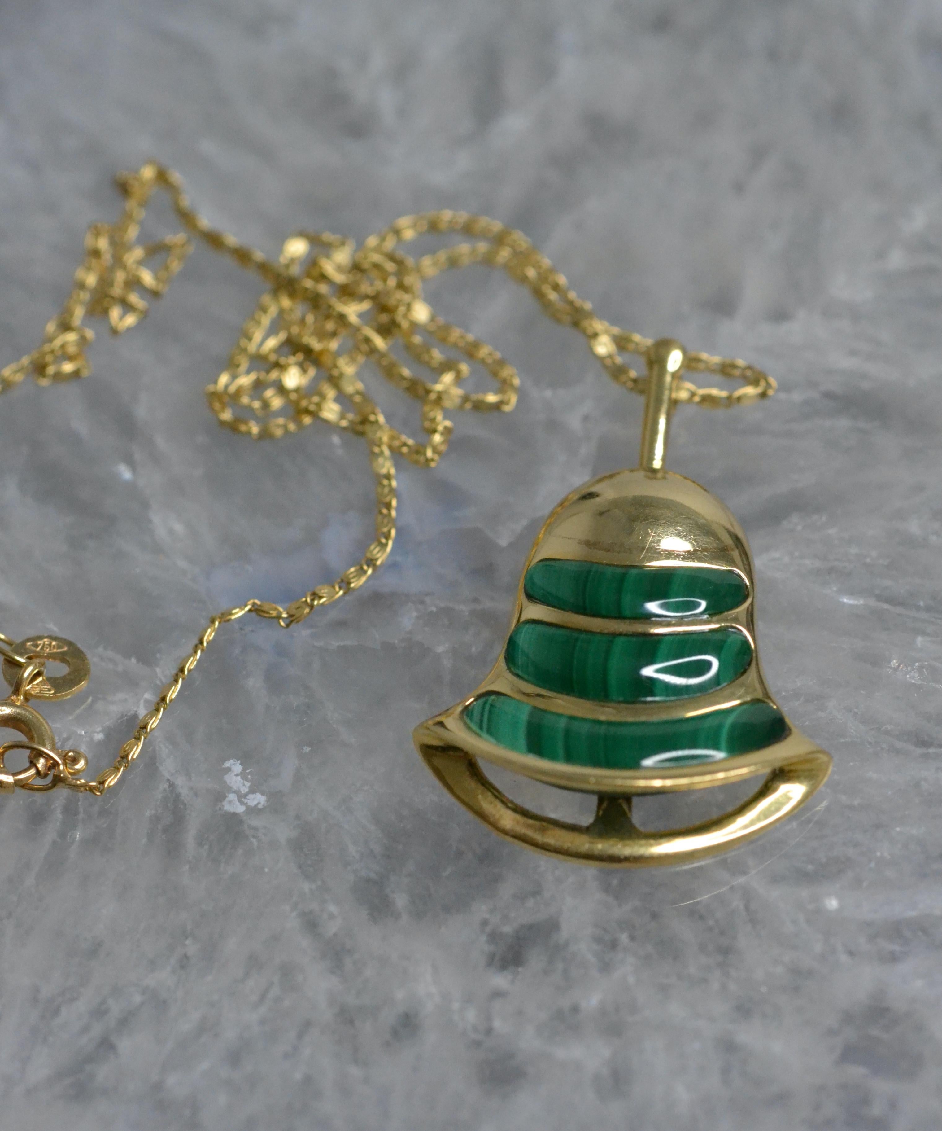 Vintage 18k Gold Bell Halskette mit Malachit

Diese Glockenhalsketten im Vintage-Stil sind die perfekte Möglichkeit, jedem Outfit einen Farbtupfer zu verleihen. Die in Malachit, rotem Jaspis, Tigerauge und Onyx erhältlichen Halsketten in limitierter