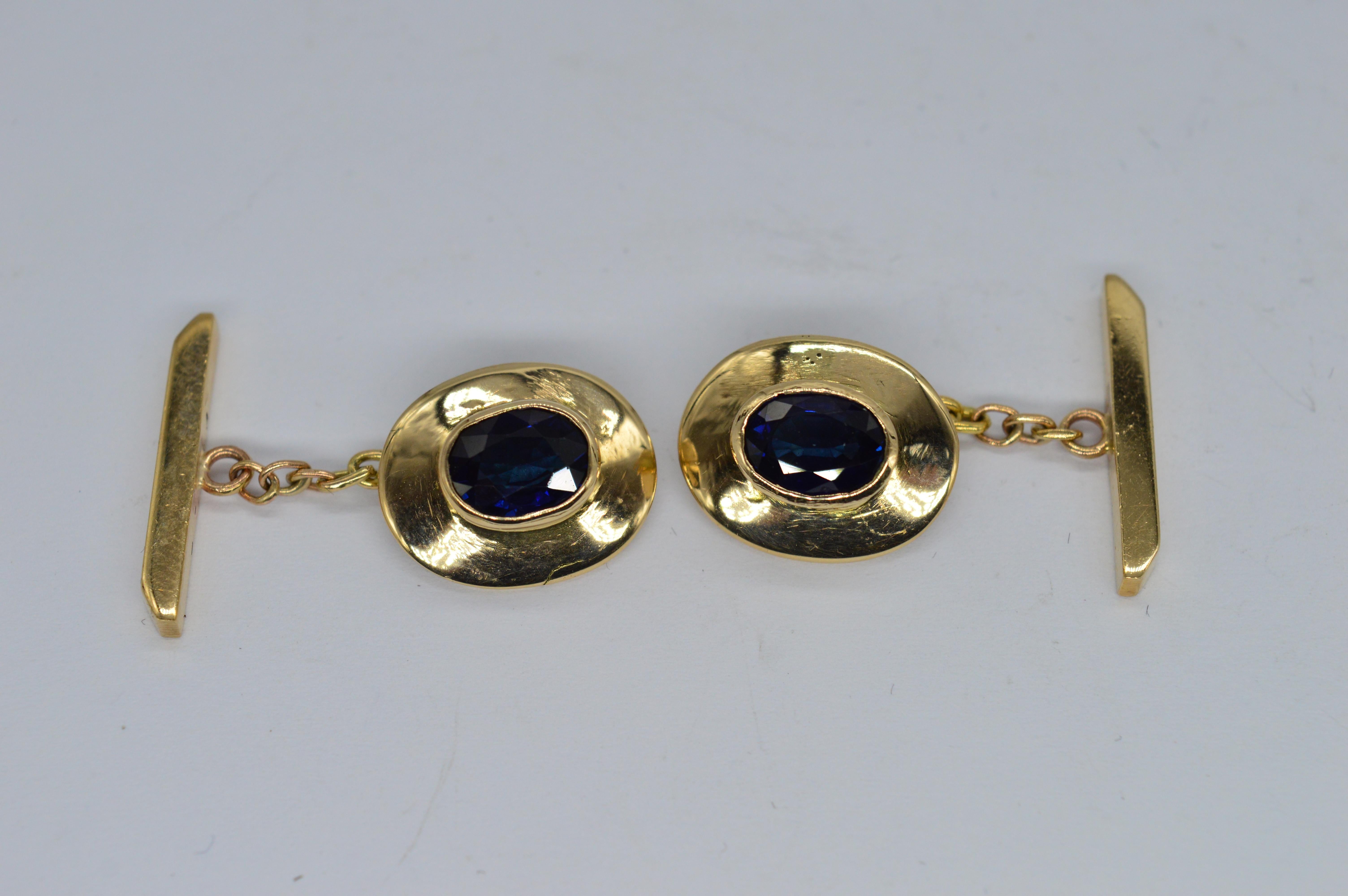 Une série de boutons de manchette artisanaux en or jaune 18ct sertis d'un total de 3cts de saphirs bleus. 

Une parure de luxe qui met l'accent sur la qualité suprême des pierres.

9.17g

Nous avons vendu des articles sur les plateaux de tournage de