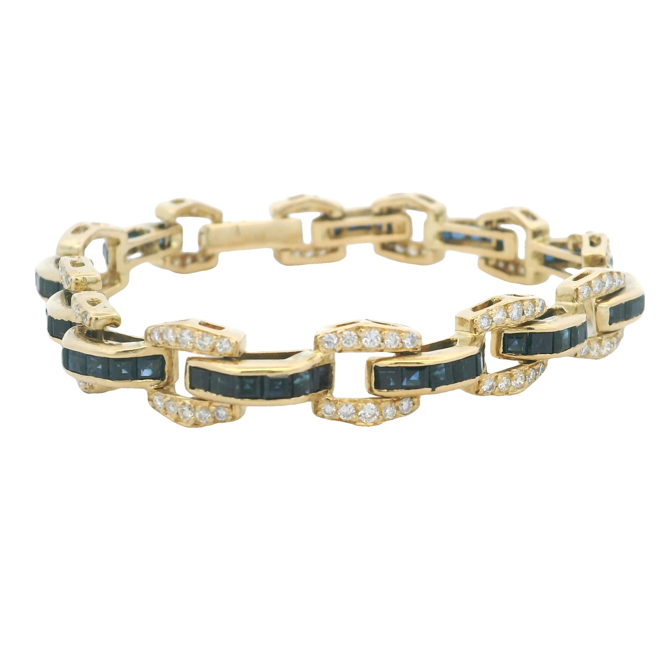 Un lujoso brazalete de eslabones de oro amarillo de 18 quilates engastado con ricos zafiros azules y brillantes diamantes blancos, que combina una audaz geometría con un refinado brillo. La pulsera presenta eslabones rectangulares alternos, cada uno