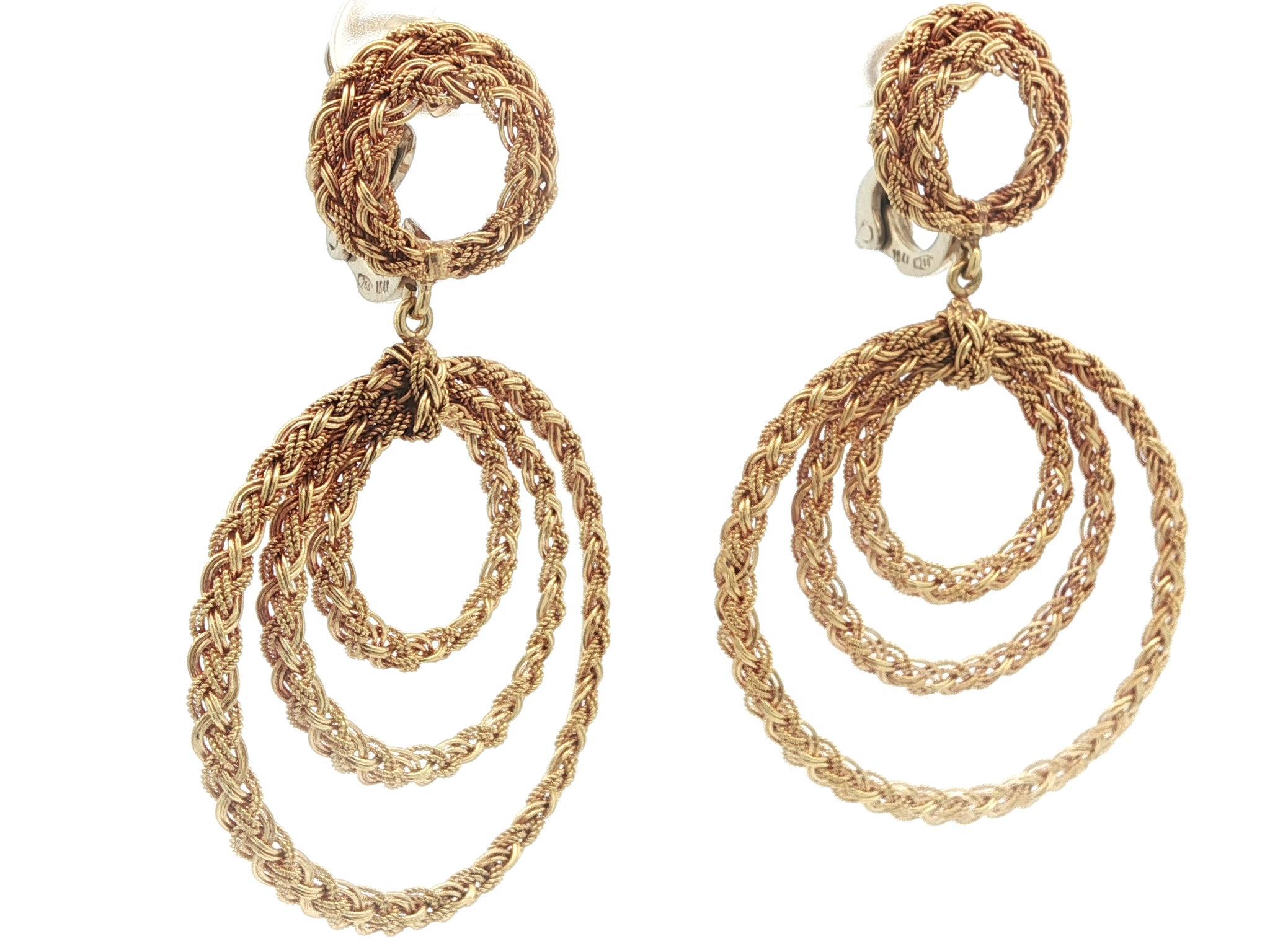 Materiale: Oro giallo massiccio 18k con chiusure Omega in oro bianco
Peso: 14,5 grammi
Fondello: Perni con chiusura a Omega (è necessario avere un piercing alle orecchie).
Larghezza anteriore: 15,3 mm (0,60