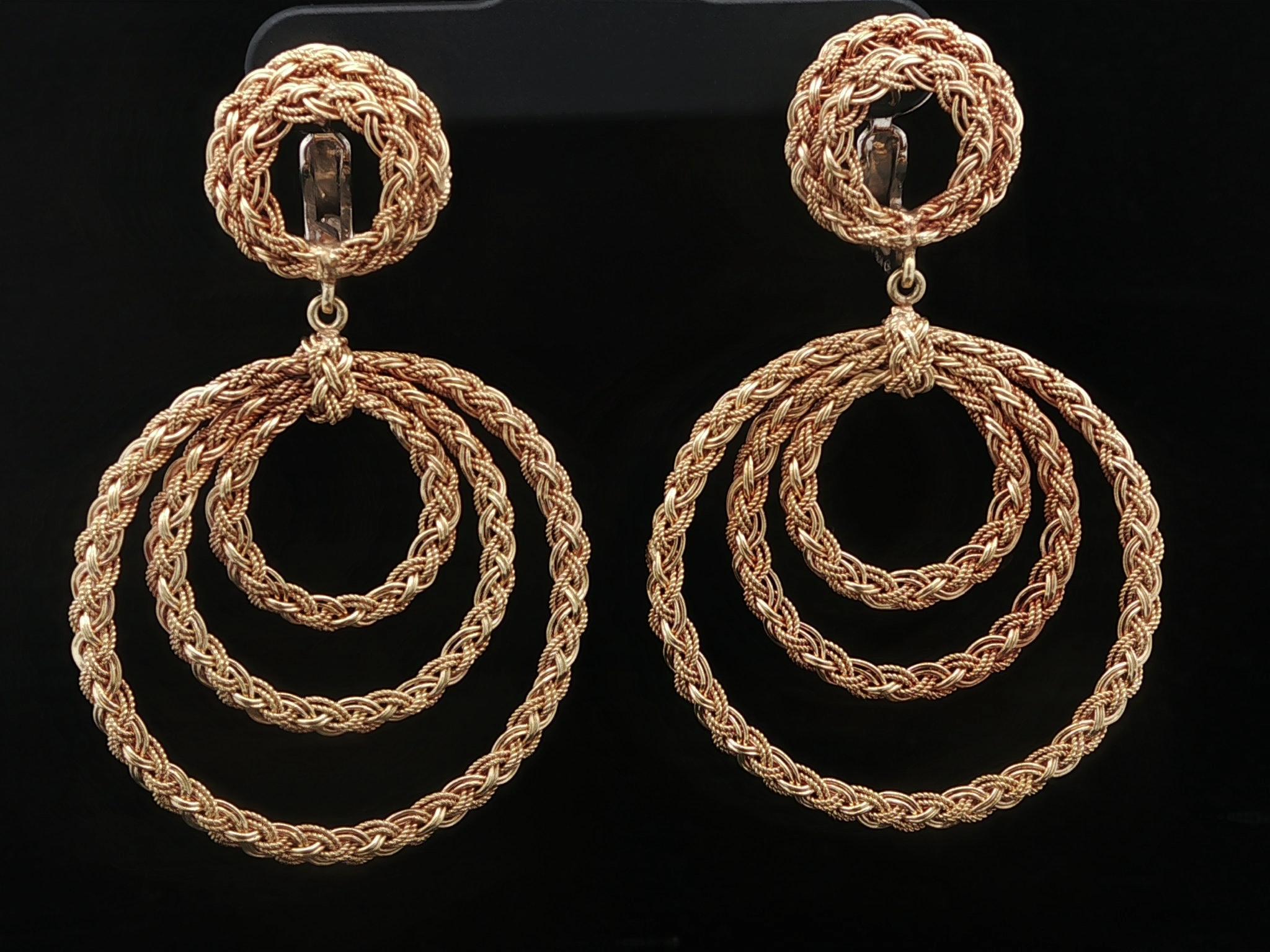 Orecchini circolari a pendente intrecciati in oro 18 ct. in vendita 4