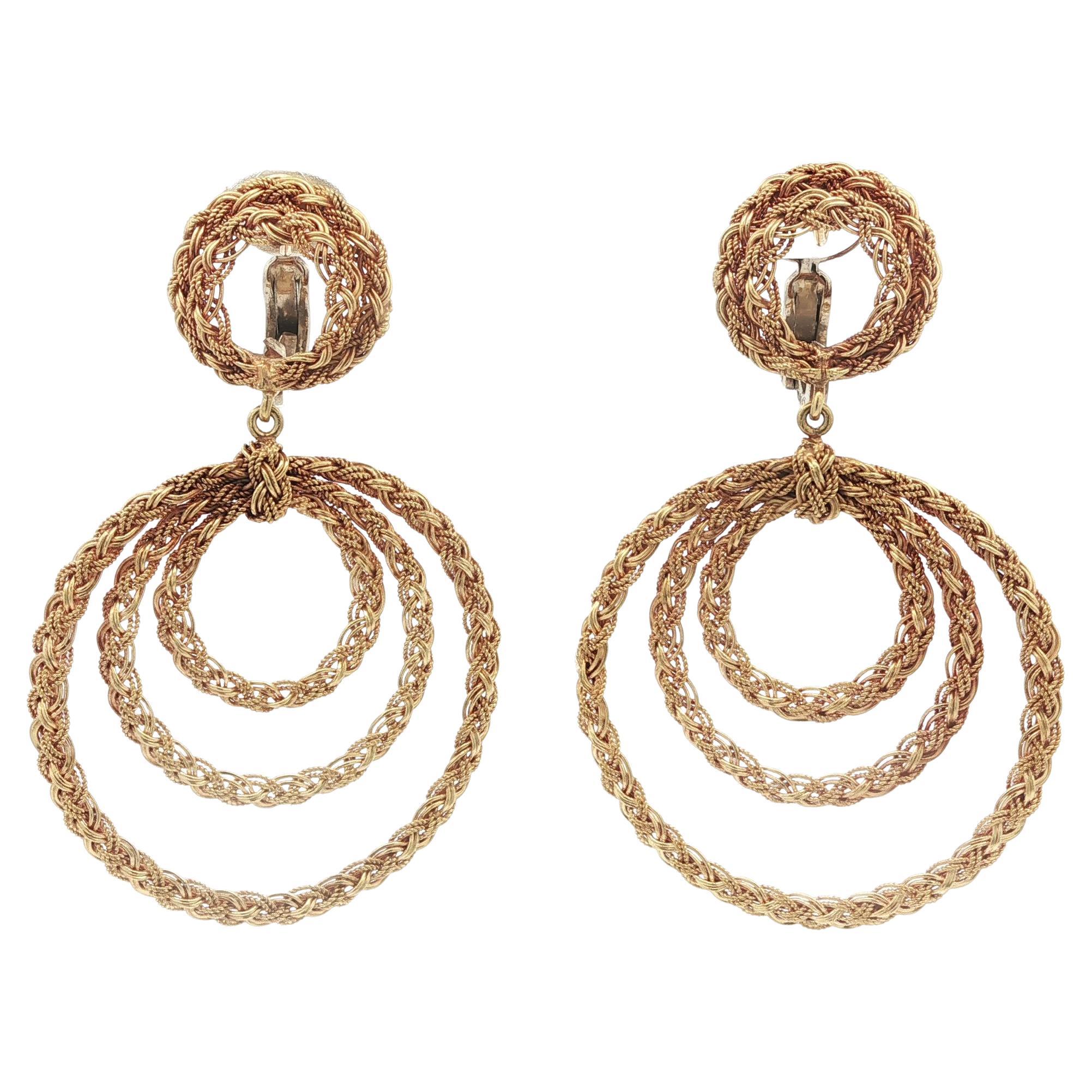 Orecchini circolari a pendente intrecciati in oro 18 ct. in vendita