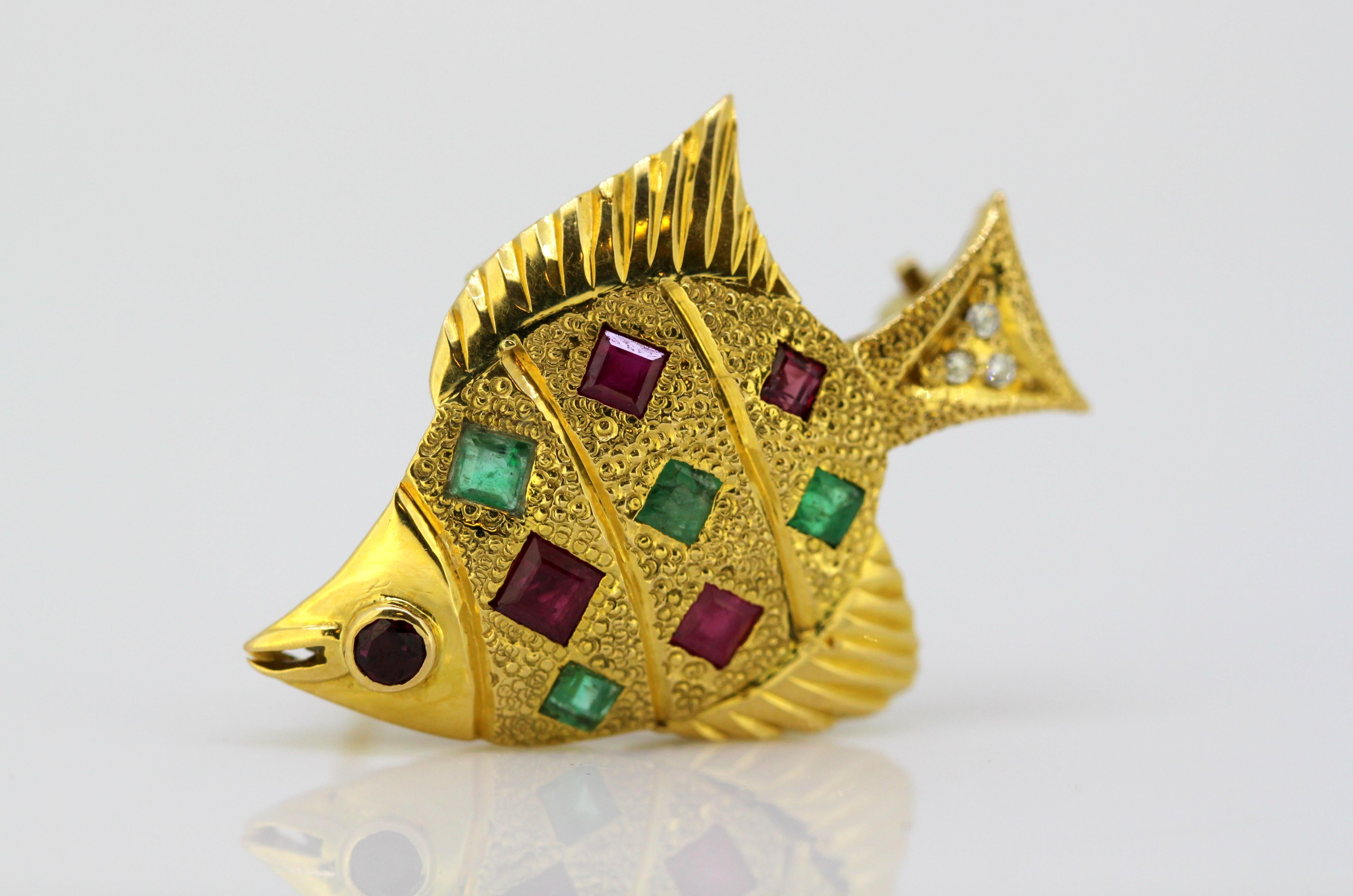 Women's or Men's Vintage 18 Karat Gold Brooch/Pendant in the Shape of a Fish, circa 1970s